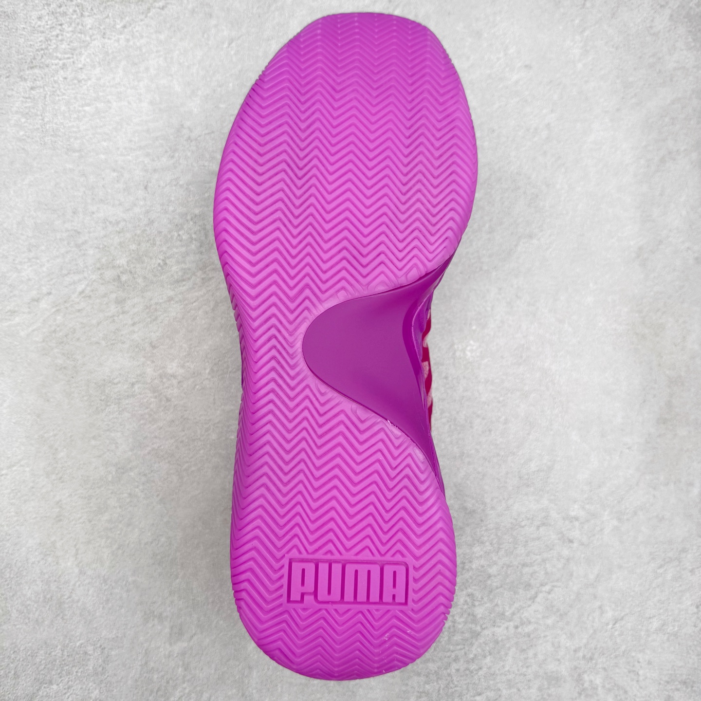 图片[9]-PUMA Hali 1 彪马哈里伯顿一代舒适百搭防滑耐磨低帮篮球鞋 设计师和哈里伯顿在设计过程中进行过多次沟通，中底NITRO泡棉的指纹纹理，有很明显的Salehe Bembury风格。鞋舌和后跟处的个人Logo由“Hali”简化而来，鞋帮位置的PUMA立体美洲狮增添了复古感。低帮造型目的为哈利带来更好的场地感。织物鞋面配合TPU补强提供动态支撑。中足内嵌大面积H型抗扭片，外底是人字纹的半透明橡胶。尺码：36 36.5 37.5 38 38.5 39 40 40.5 41 42 42.5 43 44 44.5 45 46-选品中心