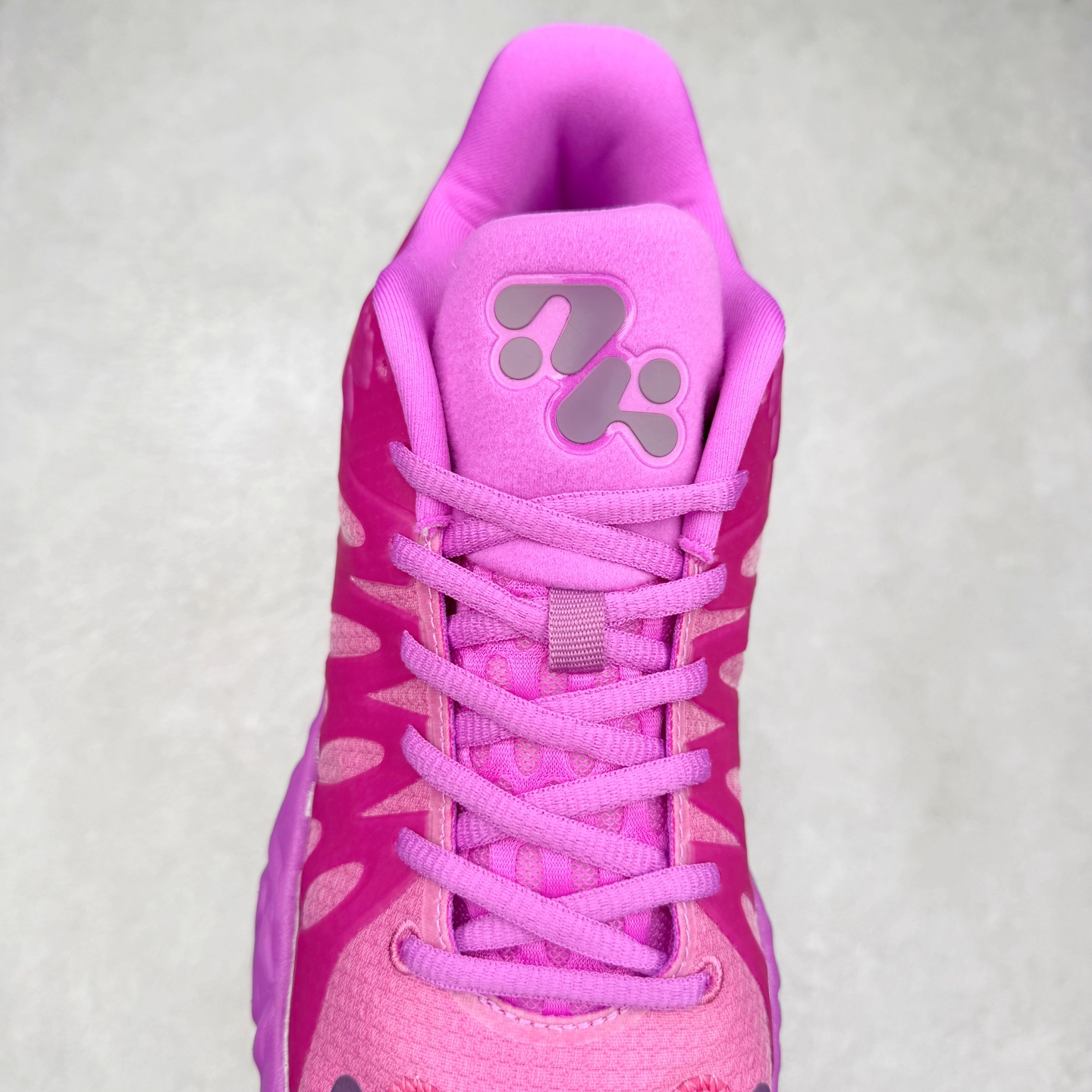 图片[5]-PUMA Hali 1 彪马哈里伯顿一代舒适百搭防滑耐磨低帮篮球鞋 设计师和哈里伯顿在设计过程中进行过多次沟通，中底NITRO泡棉的指纹纹理，有很明显的Salehe Bembury风格。鞋舌和后跟处的个人Logo由“Hali”简化而来，鞋帮位置的PUMA立体美洲狮增添了复古感。低帮造型目的为哈利带来更好的场地感。织物鞋面配合TPU补强提供动态支撑。中足内嵌大面积H型抗扭片，外底是人字纹的半透明橡胶。尺码：36 36.5 37.5 38 38.5 39 40 40.5 41 42 42.5 43 44 44.5 45 46-选品中心