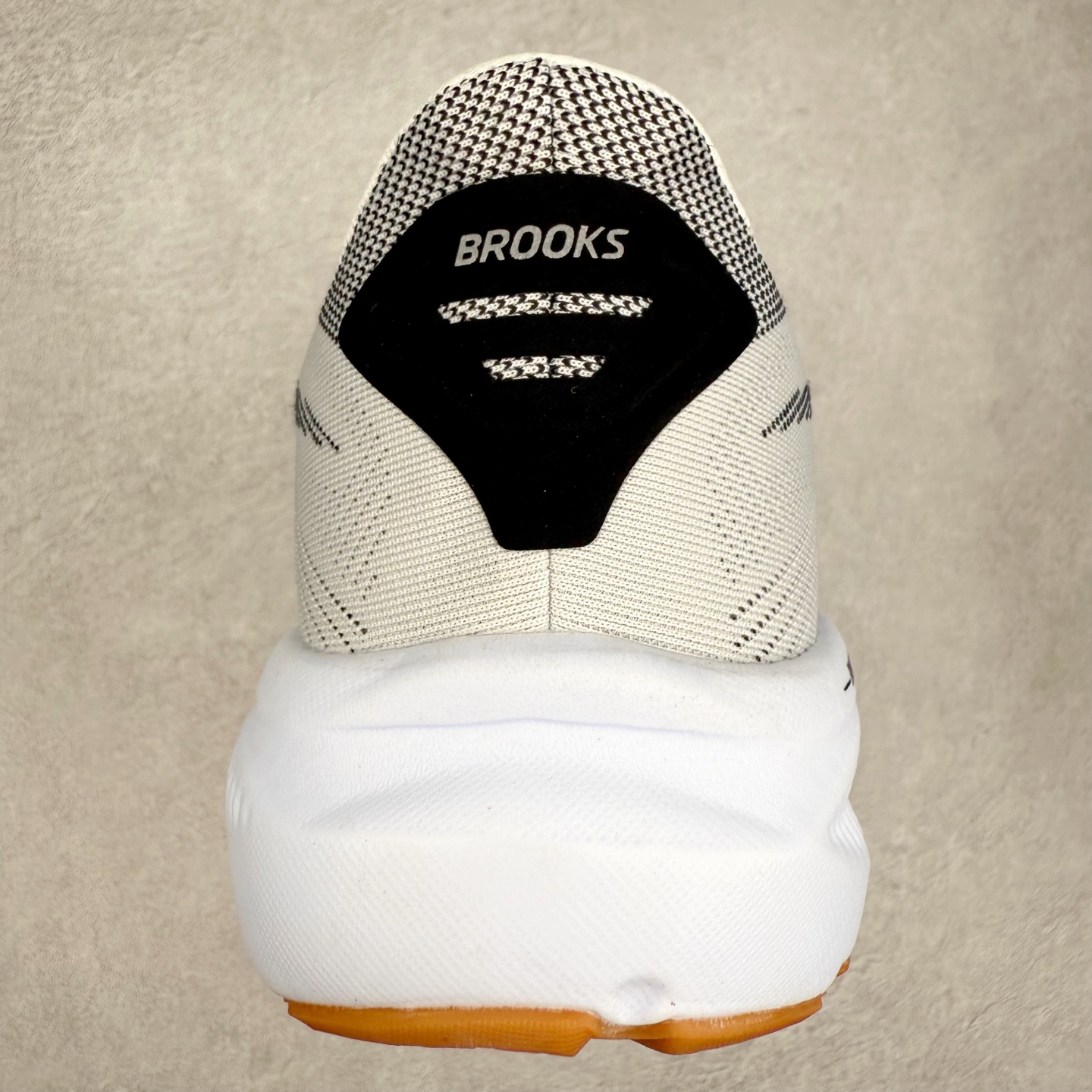 图片[8]-Brooks布鲁克斯 Ghost 17 马拉松舒适百搭防滑耐磨低帮跑步鞋 Brooks 四大跑鞋之一 百年品牌 跑鞋从外形上基本就能判断这是一款速度跑鞋 简洁干练的外形结构和极强的运动流线型看着非常有速度感 上脚的第一感觉是非常轻 美码9码的鞋单只206g不到 从个人偏好来说 200g左右的竞速鞋最具安全感 鞋面采用单层网布 很薄 前掌使用了大量开放式网眼 排气直接快速 透气性上乘 鞋舌也是轻量化设计 仅为一层麂皮 和脚背完美贴合 鞋舌中央有个防偏穿孔 从实际穿着来看 通常鞋舌都是外偏 如果是防偏穿孔位于中心 防偏效果其实并不十分有效 如果采用趋外侧的偏心设计更有效 鞋帮泡棉填充量不大 但非常紧凑 贴合舒适 包裹稳固 内置硬质TPU保证必要的稳定性 跑鞋中底采用的是DNA FLASH科技材料 DNA FLASH中底科技 是Brooks第一款将氮气注入中底的创新科技 主要原理是借助“超临界流体”发泡技术 将液态氮稳定的转化为气态氮 并使其均匀地形成无数紧密贴合的密闭式气囊结构 尺码：36 36.5 37.5 38 38.5 39 40 40.5 41 42 42.5 43 44 44.5 45 46-选品中心