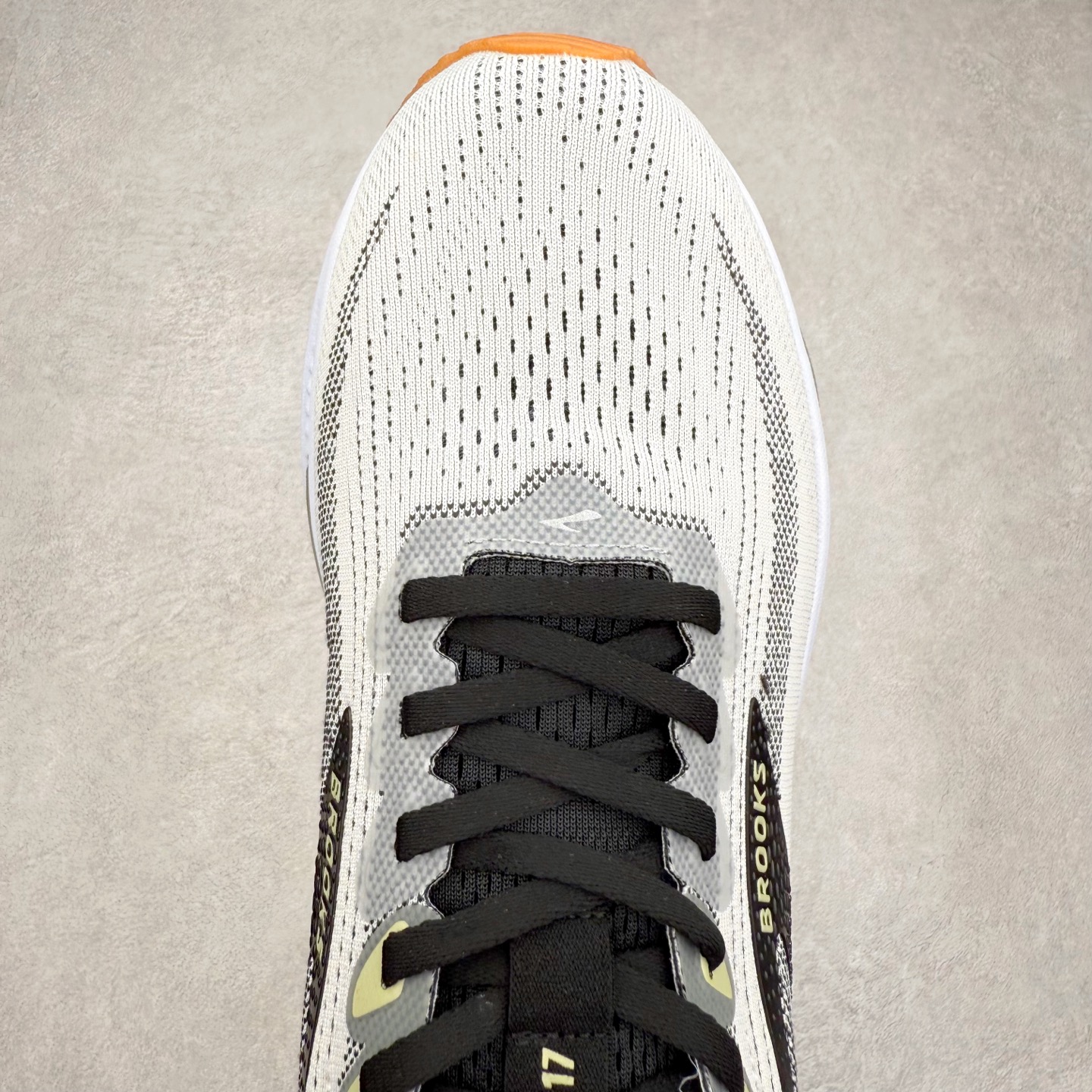 图片[4]-Brooks布鲁克斯 Ghost 17 马拉松舒适百搭防滑耐磨低帮跑步鞋 Brooks 四大跑鞋之一 百年品牌 跑鞋从外形上基本就能判断这是一款速度跑鞋 简洁干练的外形结构和极强的运动流线型看着非常有速度感 上脚的第一感觉是非常轻 美码9码的鞋单只206g不到 从个人偏好来说 200g左右的竞速鞋最具安全感 鞋面采用单层网布 很薄 前掌使用了大量开放式网眼 排气直接快速 透气性上乘 鞋舌也是轻量化设计 仅为一层麂皮 和脚背完美贴合 鞋舌中央有个防偏穿孔 从实际穿着来看 通常鞋舌都是外偏 如果是防偏穿孔位于中心 防偏效果其实并不十分有效 如果采用趋外侧的偏心设计更有效 鞋帮泡棉填充量不大 但非常紧凑 贴合舒适 包裹稳固 内置硬质TPU保证必要的稳定性 跑鞋中底采用的是DNA FLASH科技材料 DNA FLASH中底科技 是Brooks第一款将氮气注入中底的创新科技 主要原理是借助“超临界流体”发泡技术 将液态氮稳定的转化为气态氮 并使其均匀地形成无数紧密贴合的密闭式气囊结构 尺码：36 36.5 37.5 38 38.5 39 40 40.5 41 42 42.5 43 44 44.5 45 46-选品中心