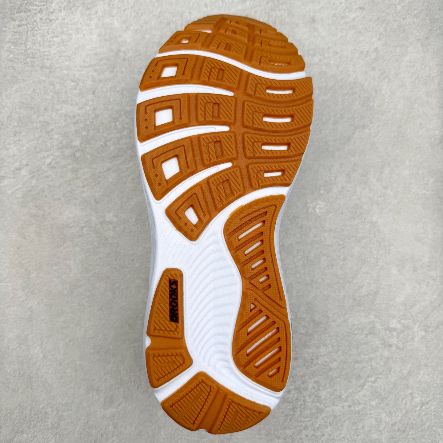 图片[9]-Brooks布鲁克斯 Ghost 17 马拉松舒适百搭防滑耐磨低帮跑步鞋 Brooks 四大跑鞋之一 百年品牌 跑鞋从外形上基本就能判断这是一款速度跑鞋 简洁干练的外形结构和极强的运动流线型看着非常有速度感 上脚的第一感觉是非常轻 美码9码的鞋单只206g不到 从个人偏好来说 200g左右的竞速鞋最具安全感 鞋面采用单层网布 很薄 前掌使用了大量开放式网眼 排气直接快速 透气性上乘 鞋舌也是轻量化设计 仅为一层麂皮 和脚背完美贴合 鞋舌中央有个防偏穿孔 从实际穿着来看 通常鞋舌都是外偏 如果是防偏穿孔位于中心 防偏效果其实并不十分有效 如果采用趋外侧的偏心设计更有效 鞋帮泡棉填充量不大 但非常紧凑 贴合舒适 包裹稳固 内置硬质TPU保证必要的稳定性 跑鞋中底采用的是DNA FLASH科技材料 DNA FLASH中底科技 是Brooks第一款将氮气注入中底的创新科技 主要原理是借助“超临界流体”发泡技术 将液态氮稳定的转化为气态氮 并使其均匀地形成无数紧密贴合的密闭式气囊结构 尺码：36 36.5 37.5 38 38.5 39 40 40.5 41 42 42.5 43 44 44.5 45 46-选品中心