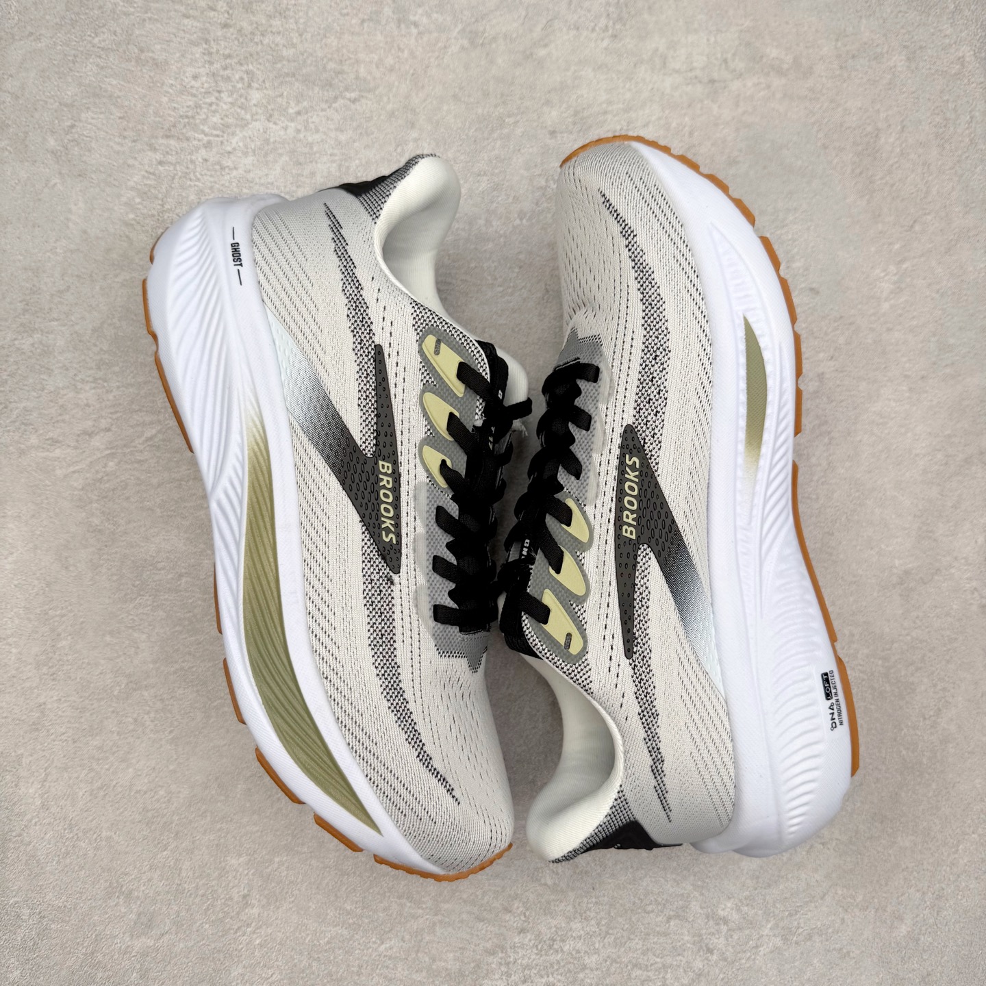 图片[3]-Brooks布鲁克斯 Ghost 17 马拉松舒适百搭防滑耐磨低帮跑步鞋 Brooks 四大跑鞋之一 百年品牌 跑鞋从外形上基本就能判断这是一款速度跑鞋 简洁干练的外形结构和极强的运动流线型看着非常有速度感 上脚的第一感觉是非常轻 美码9码的鞋单只206g不到 从个人偏好来说 200g左右的竞速鞋最具安全感 鞋面采用单层网布 很薄 前掌使用了大量开放式网眼 排气直接快速 透气性上乘 鞋舌也是轻量化设计 仅为一层麂皮 和脚背完美贴合 鞋舌中央有个防偏穿孔 从实际穿着来看 通常鞋舌都是外偏 如果是防偏穿孔位于中心 防偏效果其实并不十分有效 如果采用趋外侧的偏心设计更有效 鞋帮泡棉填充量不大 但非常紧凑 贴合舒适 包裹稳固 内置硬质TPU保证必要的稳定性 跑鞋中底采用的是DNA FLASH科技材料 DNA FLASH中底科技 是Brooks第一款将氮气注入中底的创新科技 主要原理是借助“超临界流体”发泡技术 将液态氮稳定的转化为气态氮 并使其均匀地形成无数紧密贴合的密闭式气囊结构 尺码：36 36.5 37.5 38 38.5 39 40 40.5 41 42 42.5 43 44 44.5 45 46-选品中心