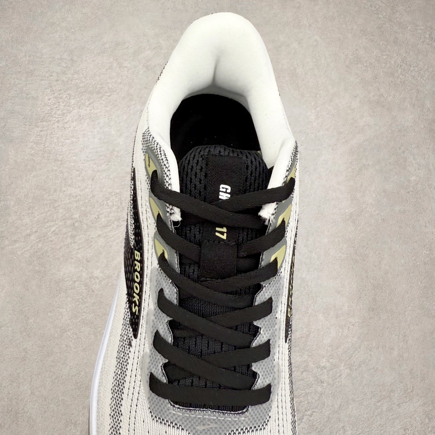 图片[5]-Brooks布鲁克斯 Ghost 17 马拉松舒适百搭防滑耐磨低帮跑步鞋 Brooks 四大跑鞋之一 百年品牌 跑鞋从外形上基本就能判断这是一款速度跑鞋 简洁干练的外形结构和极强的运动流线型看着非常有速度感 上脚的第一感觉是非常轻 美码9码的鞋单只206g不到 从个人偏好来说 200g左右的竞速鞋最具安全感 鞋面采用单层网布 很薄 前掌使用了大量开放式网眼 排气直接快速 透气性上乘 鞋舌也是轻量化设计 仅为一层麂皮 和脚背完美贴合 鞋舌中央有个防偏穿孔 从实际穿着来看 通常鞋舌都是外偏 如果是防偏穿孔位于中心 防偏效果其实并不十分有效 如果采用趋外侧的偏心设计更有效 鞋帮泡棉填充量不大 但非常紧凑 贴合舒适 包裹稳固 内置硬质TPU保证必要的稳定性 跑鞋中底采用的是DNA FLASH科技材料 DNA FLASH中底科技 是Brooks第一款将氮气注入中底的创新科技 主要原理是借助“超临界流体”发泡技术 将液态氮稳定的转化为气态氮 并使其均匀地形成无数紧密贴合的密闭式气囊结构 尺码：36 36.5 37.5 38 38.5 39 40 40.5 41 42 42.5 43 44 44.5 45 46-选品中心