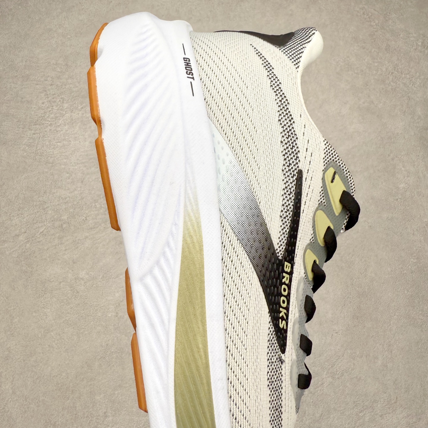 图片[6]-Brooks布鲁克斯 Ghost 17 马拉松舒适百搭防滑耐磨低帮跑步鞋 Brooks 四大跑鞋之一 百年品牌 跑鞋从外形上基本就能判断这是一款速度跑鞋 简洁干练的外形结构和极强的运动流线型看着非常有速度感 上脚的第一感觉是非常轻 美码9码的鞋单只206g不到 从个人偏好来说 200g左右的竞速鞋最具安全感 鞋面采用单层网布 很薄 前掌使用了大量开放式网眼 排气直接快速 透气性上乘 鞋舌也是轻量化设计 仅为一层麂皮 和脚背完美贴合 鞋舌中央有个防偏穿孔 从实际穿着来看 通常鞋舌都是外偏 如果是防偏穿孔位于中心 防偏效果其实并不十分有效 如果采用趋外侧的偏心设计更有效 鞋帮泡棉填充量不大 但非常紧凑 贴合舒适 包裹稳固 内置硬质TPU保证必要的稳定性 跑鞋中底采用的是DNA FLASH科技材料 DNA FLASH中底科技 是Brooks第一款将氮气注入中底的创新科技 主要原理是借助“超临界流体”发泡技术 将液态氮稳定的转化为气态氮 并使其均匀地形成无数紧密贴合的密闭式气囊结构 尺码：36 36.5 37.5 38 38.5 39 40 40.5 41 42 42.5 43 44 44.5 45 46-选品中心