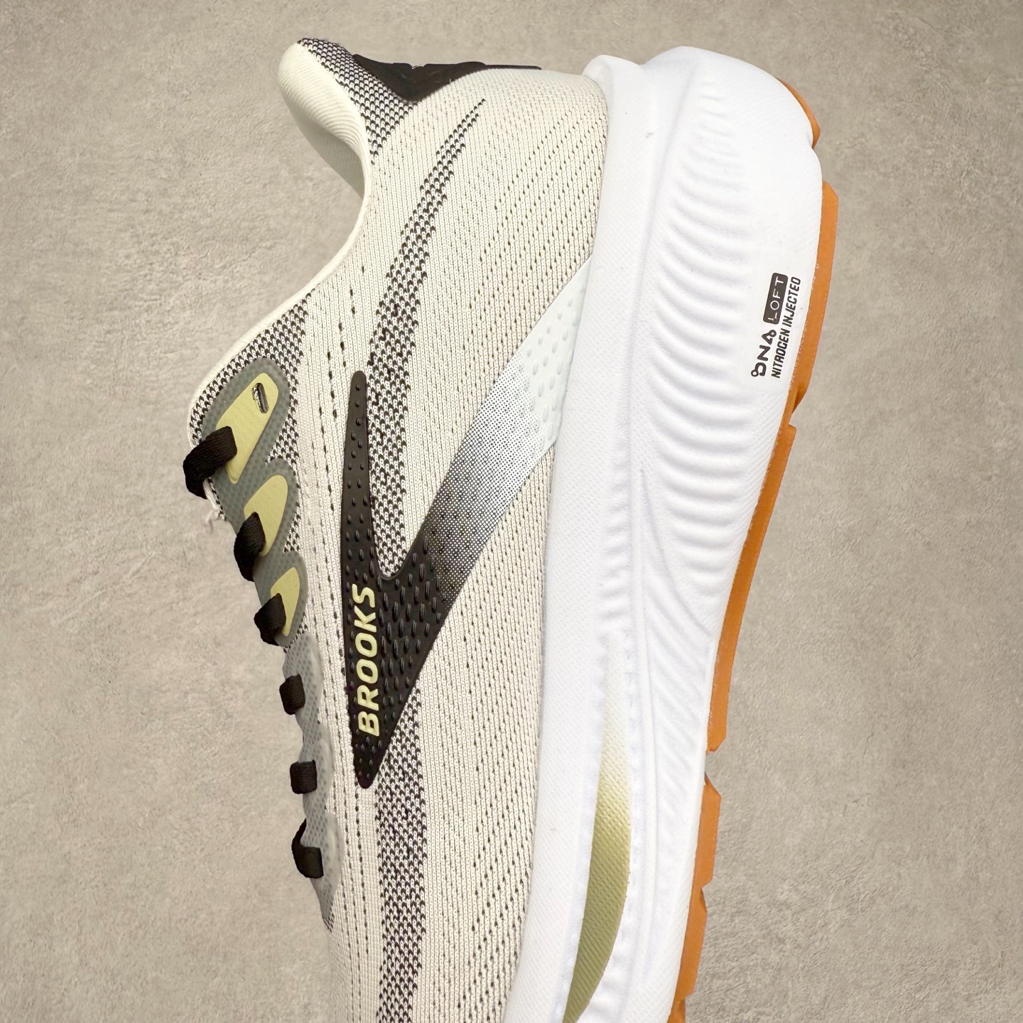 图片[7]-Brooks布鲁克斯 Ghost 17 马拉松舒适百搭防滑耐磨低帮跑步鞋 Brooks 四大跑鞋之一 百年品牌 跑鞋从外形上基本就能判断这是一款速度跑鞋 简洁干练的外形结构和极强的运动流线型看着非常有速度感 上脚的第一感觉是非常轻 美码9码的鞋单只206g不到 从个人偏好来说 200g左右的竞速鞋最具安全感 鞋面采用单层网布 很薄 前掌使用了大量开放式网眼 排气直接快速 透气性上乘 鞋舌也是轻量化设计 仅为一层麂皮 和脚背完美贴合 鞋舌中央有个防偏穿孔 从实际穿着来看 通常鞋舌都是外偏 如果是防偏穿孔位于中心 防偏效果其实并不十分有效 如果采用趋外侧的偏心设计更有效 鞋帮泡棉填充量不大 但非常紧凑 贴合舒适 包裹稳固 内置硬质TPU保证必要的稳定性 跑鞋中底采用的是DNA FLASH科技材料 DNA FLASH中底科技 是Brooks第一款将氮气注入中底的创新科技 主要原理是借助“超临界流体”发泡技术 将液态氮稳定的转化为气态氮 并使其均匀地形成无数紧密贴合的密闭式气囊结构 尺码：36 36.5 37.5 38 38.5 39 40 40.5 41 42 42.5 43 44 44.5 45 46-选品中心