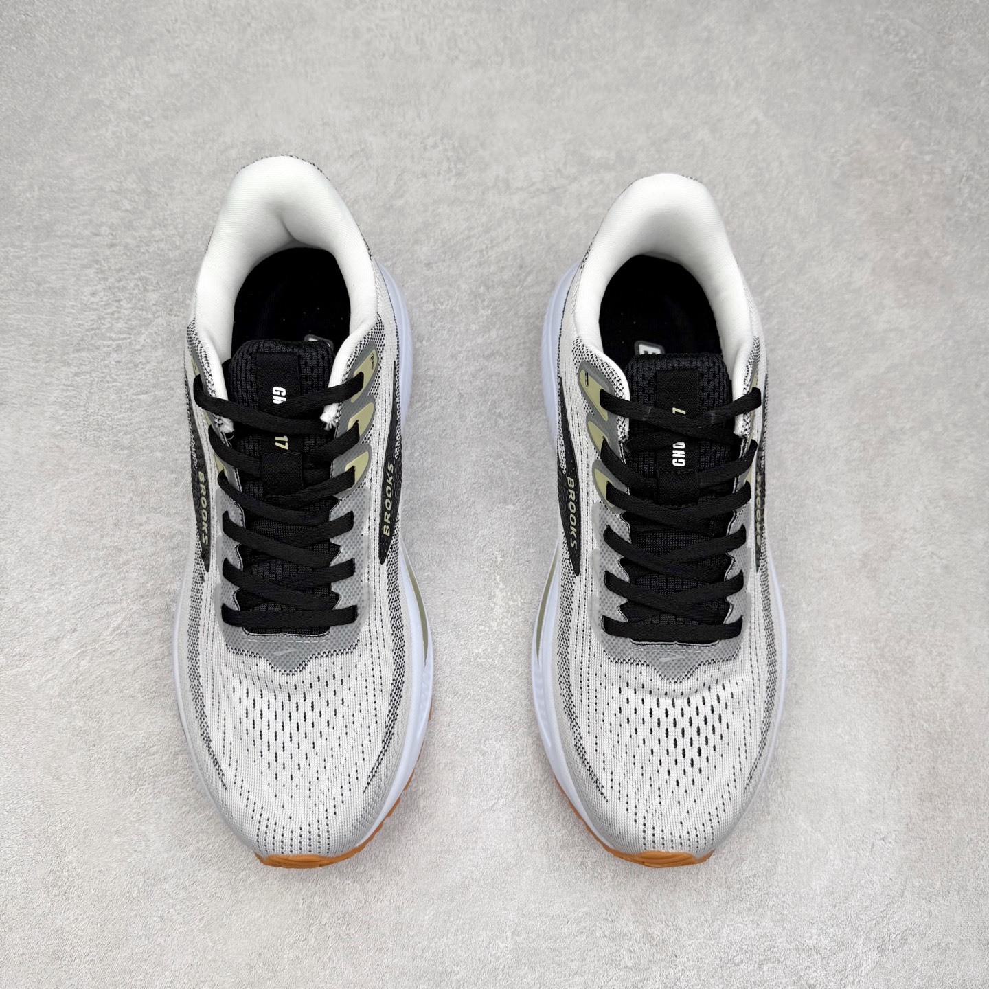 图片[2]-Brooks布鲁克斯 Ghost 17 马拉松舒适百搭防滑耐磨低帮跑步鞋 Brooks 四大跑鞋之一 百年品牌 跑鞋从外形上基本就能判断这是一款速度跑鞋 简洁干练的外形结构和极强的运动流线型看着非常有速度感 上脚的第一感觉是非常轻 美码9码的鞋单只206g不到 从个人偏好来说 200g左右的竞速鞋最具安全感 鞋面采用单层网布 很薄 前掌使用了大量开放式网眼 排气直接快速 透气性上乘 鞋舌也是轻量化设计 仅为一层麂皮 和脚背完美贴合 鞋舌中央有个防偏穿孔 从实际穿着来看 通常鞋舌都是外偏 如果是防偏穿孔位于中心 防偏效果其实并不十分有效 如果采用趋外侧的偏心设计更有效 鞋帮泡棉填充量不大 但非常紧凑 贴合舒适 包裹稳固 内置硬质TPU保证必要的稳定性 跑鞋中底采用的是DNA FLASH科技材料 DNA FLASH中底科技 是Brooks第一款将氮气注入中底的创新科技 主要原理是借助“超临界流体”发泡技术 将液态氮稳定的转化为气态氮 并使其均匀地形成无数紧密贴合的密闭式气囊结构 尺码：36 36.5 37.5 38 38.5 39 40 40.5 41 42 42.5 43 44 44.5 45 46-选品中心