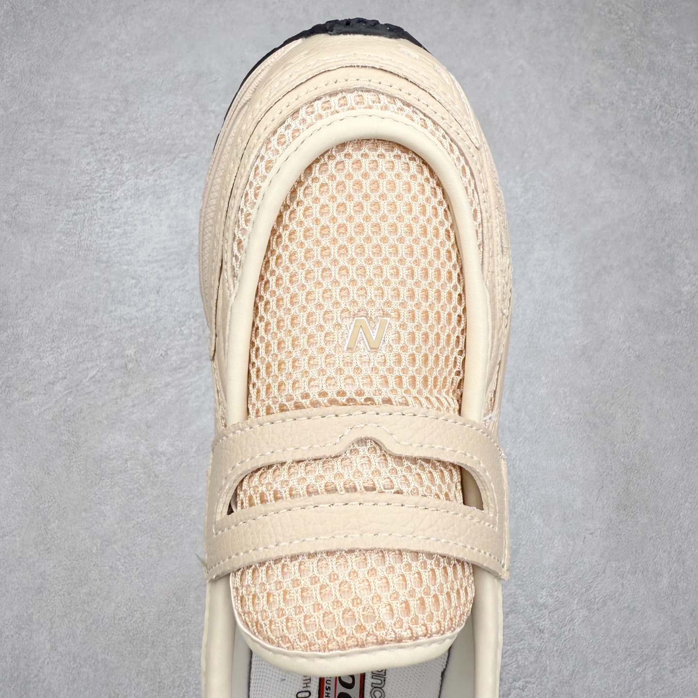 图片[4]-JUNYA WATANABE x New Balance NB 1906R 新百伦联名款舒适百搭防滑低帮生活休闲鞋乐福鞋 Junya Watanabe 和 New Balance 再次联手，推出了全新的合作款——1906 Loafer。这款跨越运动鞋与皮鞋界限的设计。设计将 New Balance 1906R 的技术与经典皮革便鞋的风格完美融合。厚实的鞋底与精致的漆皮鞋面，不仅保留了运动鞋的舒适感，还能轻松驾驭休闲与正式造型。一位国外鞋友对此鞋的评价颇具趣味：“这是开完重要会议后，立马开始 5K 长跑的理想鞋款。”-选品中心