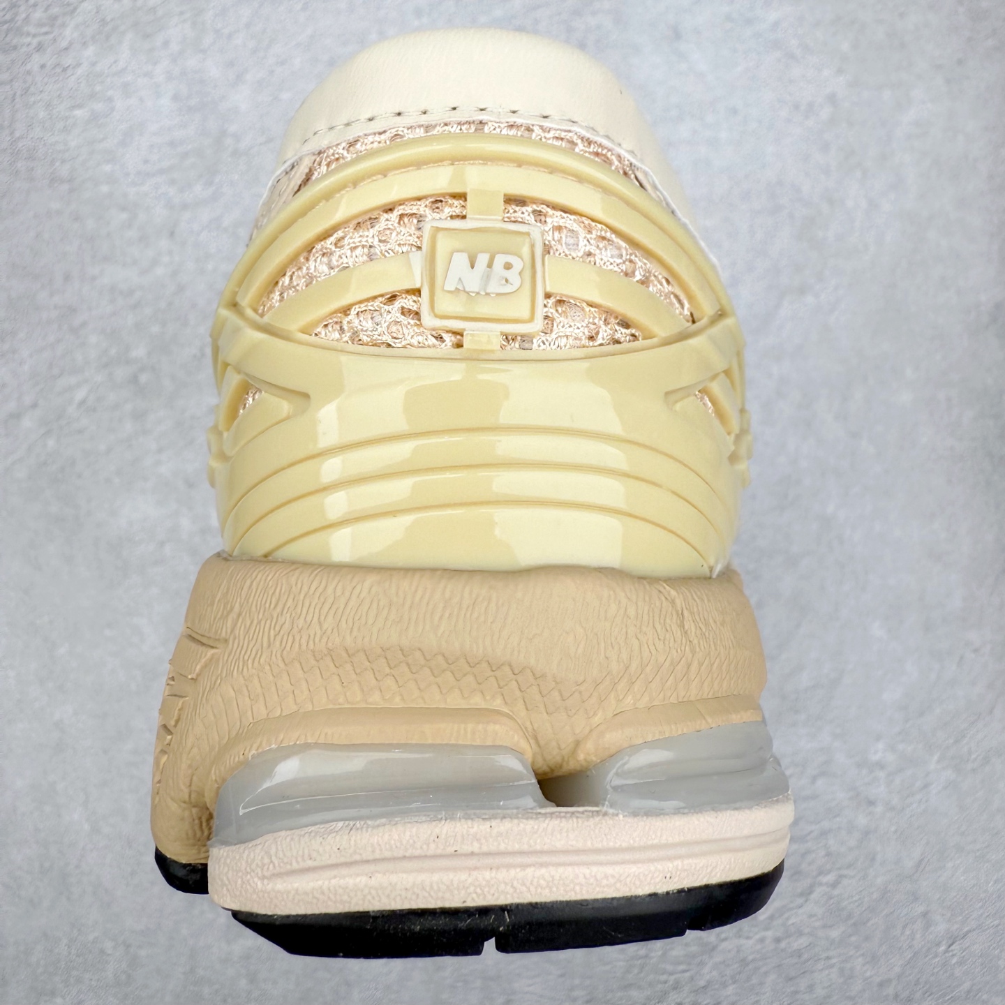 图片[8]-JUNYA WATANABE x New Balance NB 1906R 新百伦联名款舒适百搭防滑低帮生活休闲鞋乐福鞋 Junya Watanabe 和 New Balance 再次联手，推出了全新的合作款——1906 Loafer。这款跨越运动鞋与皮鞋界限的设计。设计将 New Balance 1906R 的技术与经典皮革便鞋的风格完美融合。厚实的鞋底与精致的漆皮鞋面，不仅保留了运动鞋的舒适感，还能轻松驾驭休闲与正式造型。一位国外鞋友对此鞋的评价颇具趣味：“这是开完重要会议后，立马开始 5K 长跑的理想鞋款。”-选品中心