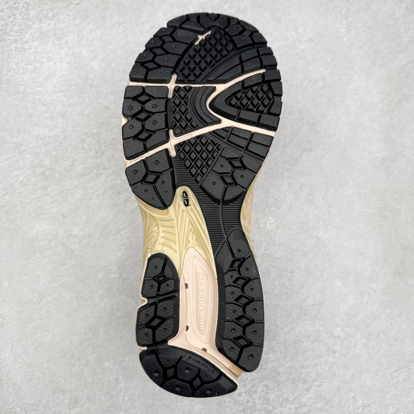 图片[9]-JUNYA WATANABE x New Balance NB 1906R 新百伦联名款舒适百搭防滑低帮生活休闲鞋乐福鞋 Junya Watanabe 和 New Balance 再次联手，推出了全新的合作款——1906 Loafer。这款跨越运动鞋与皮鞋界限的设计。设计将 New Balance 1906R 的技术与经典皮革便鞋的风格完美融合。厚实的鞋底与精致的漆皮鞋面，不仅保留了运动鞋的舒适感，还能轻松驾驭休闲与正式造型。一位国外鞋友对此鞋的评价颇具趣味：“这是开完重要会议后，立马开始 5K 长跑的理想鞋款。”-选品中心