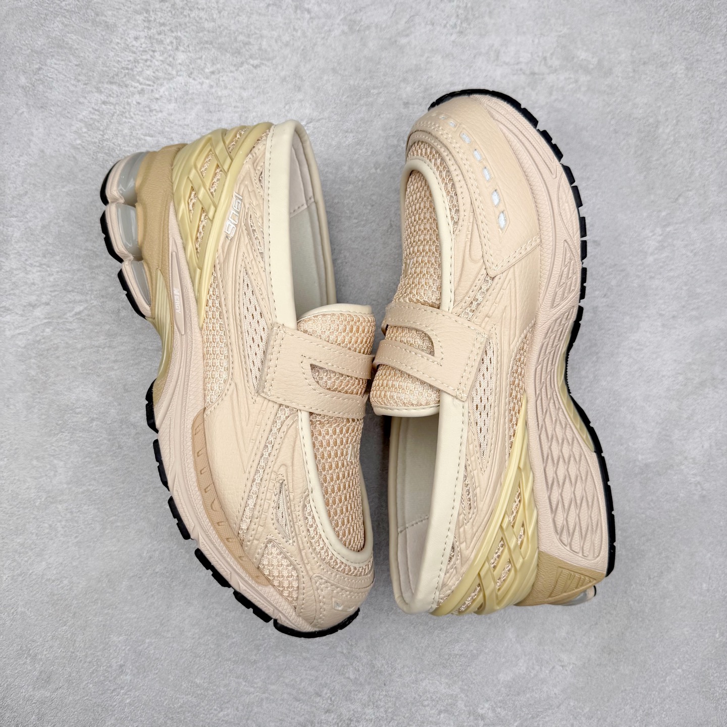 图片[3]-JUNYA WATANABE x New Balance NB 1906R 新百伦联名款舒适百搭防滑低帮生活休闲鞋乐福鞋 Junya Watanabe 和 New Balance 再次联手，推出了全新的合作款——1906 Loafer。这款跨越运动鞋与皮鞋界限的设计。设计将 New Balance 1906R 的技术与经典皮革便鞋的风格完美融合。厚实的鞋底与精致的漆皮鞋面，不仅保留了运动鞋的舒适感，还能轻松驾驭休闲与正式造型。一位国外鞋友对此鞋的评价颇具趣味：“这是开完重要会议后，立马开始 5K 长跑的理想鞋款。”-选品中心