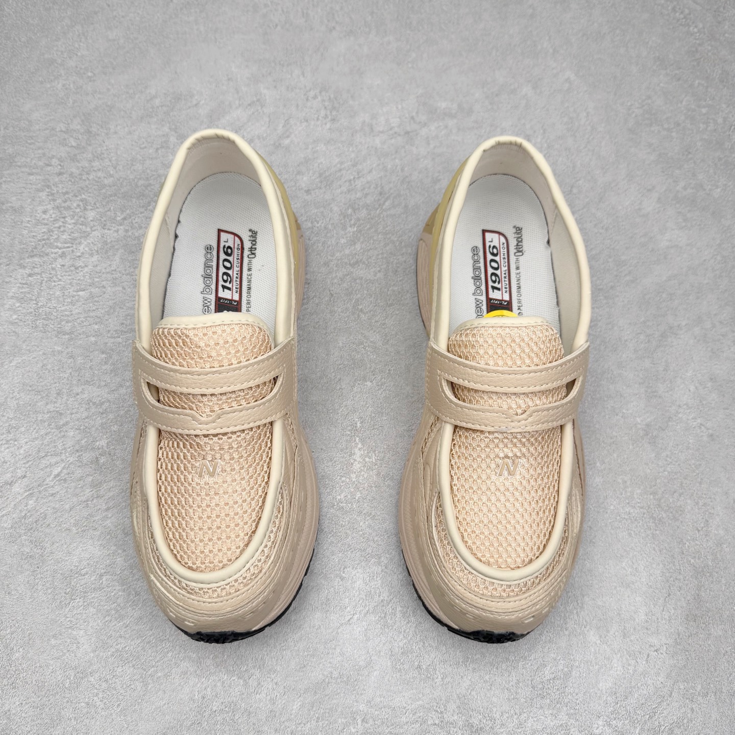 图片[2]-JUNYA WATANABE x New Balance NB 1906R 新百伦联名款舒适百搭防滑低帮生活休闲鞋乐福鞋 Junya Watanabe 和 New Balance 再次联手，推出了全新的合作款——1906 Loafer。这款跨越运动鞋与皮鞋界限的设计。设计将 New Balance 1906R 的技术与经典皮革便鞋的风格完美融合。厚实的鞋底与精致的漆皮鞋面，不仅保留了运动鞋的舒适感，还能轻松驾驭休闲与正式造型。一位国外鞋友对此鞋的评价颇具趣味：“这是开完重要会议后，立马开始 5K 长跑的理想鞋款。”-选品中心