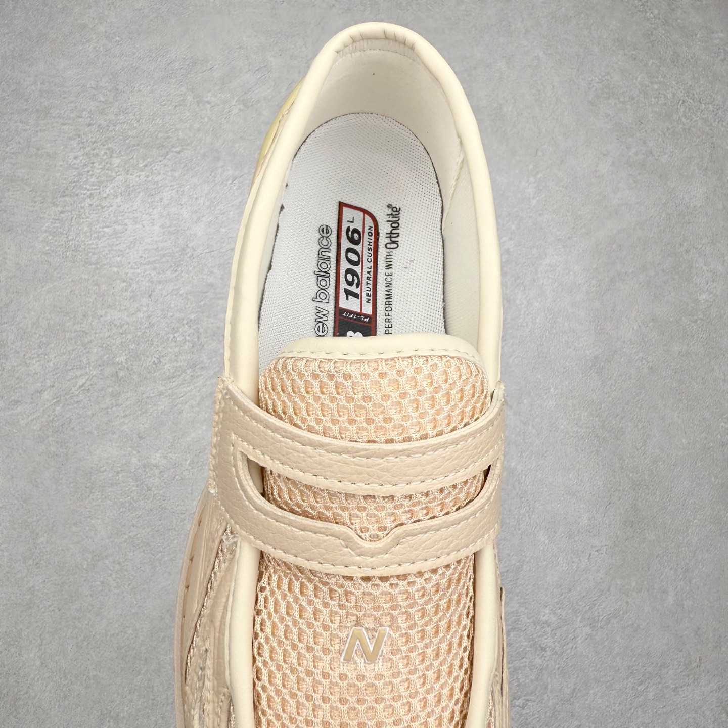 图片[5]-JUNYA WATANABE x New Balance NB 1906R 新百伦联名款舒适百搭防滑低帮生活休闲鞋乐福鞋 Junya Watanabe 和 New Balance 再次联手，推出了全新的合作款——1906 Loafer。这款跨越运动鞋与皮鞋界限的设计。设计将 New Balance 1906R 的技术与经典皮革便鞋的风格完美融合。厚实的鞋底与精致的漆皮鞋面，不仅保留了运动鞋的舒适感，还能轻松驾驭休闲与正式造型。一位国外鞋友对此鞋的评价颇具趣味：“这是开完重要会议后，立马开始 5K 长跑的理想鞋款。”-选品中心