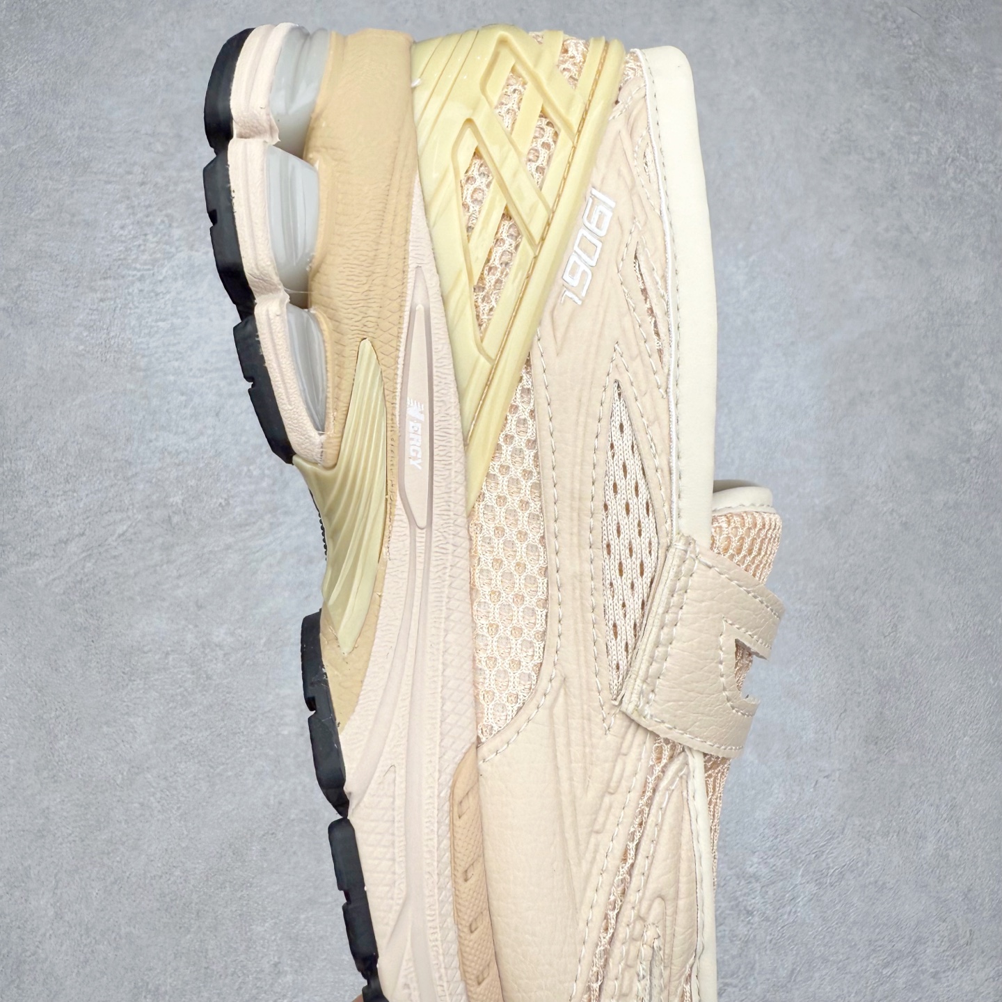 图片[6]-JUNYA WATANABE x New Balance NB 1906R 新百伦联名款舒适百搭防滑低帮生活休闲鞋乐福鞋 Junya Watanabe 和 New Balance 再次联手，推出了全新的合作款——1906 Loafer。这款跨越运动鞋与皮鞋界限的设计。设计将 New Balance 1906R 的技术与经典皮革便鞋的风格完美融合。厚实的鞋底与精致的漆皮鞋面，不仅保留了运动鞋的舒适感，还能轻松驾驭休闲与正式造型。一位国外鞋友对此鞋的评价颇具趣味：“这是开完重要会议后，立马开始 5K 长跑的理想鞋款。”-选品中心