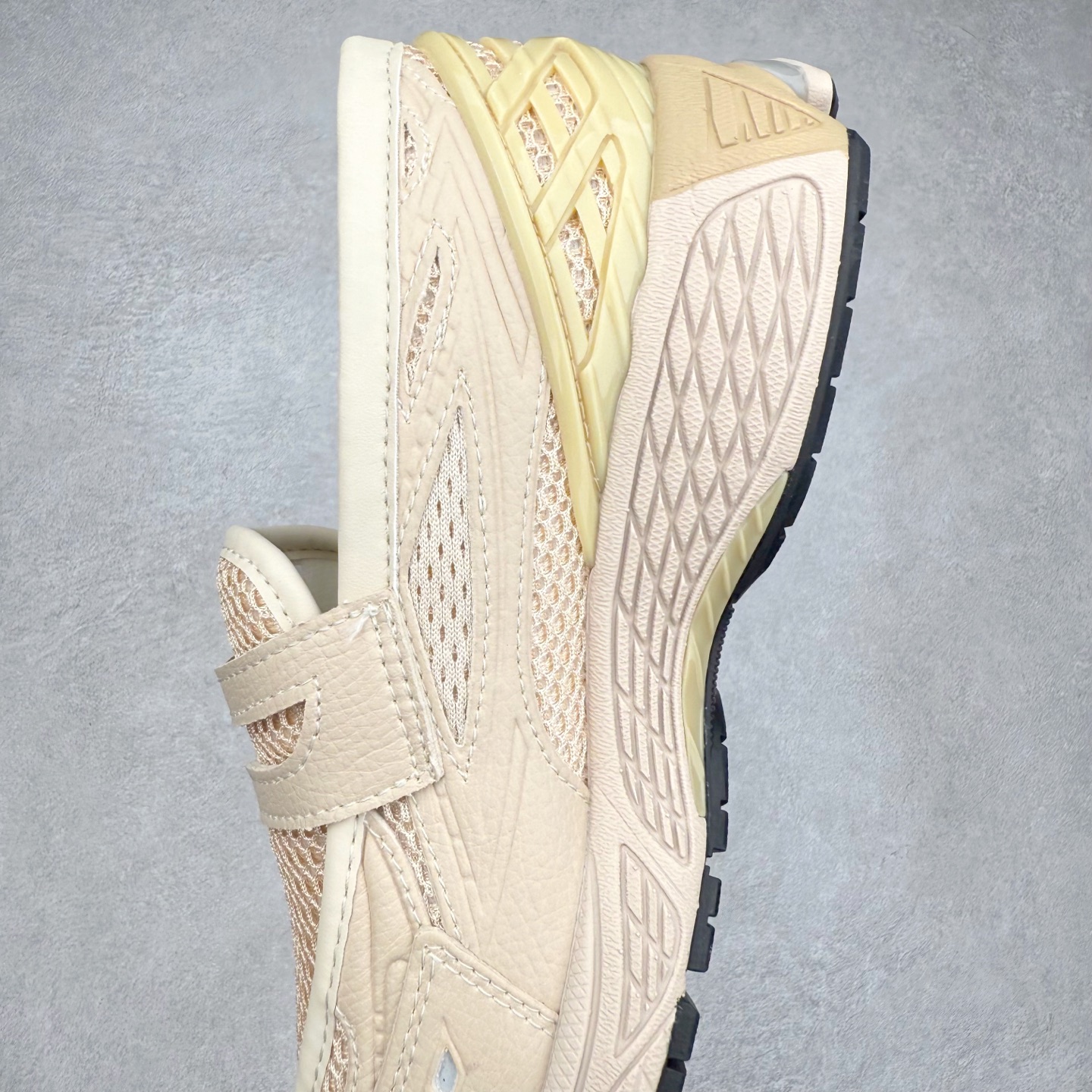 图片[7]-JUNYA WATANABE x New Balance NB 1906R 新百伦联名款舒适百搭防滑低帮生活休闲鞋乐福鞋 Junya Watanabe 和 New Balance 再次联手，推出了全新的合作款——1906 Loafer。这款跨越运动鞋与皮鞋界限的设计。设计将 New Balance 1906R 的技术与经典皮革便鞋的风格完美融合。厚实的鞋底与精致的漆皮鞋面，不仅保留了运动鞋的舒适感，还能轻松驾驭休闲与正式造型。一位国外鞋友对此鞋的评价颇具趣味：“这是开完重要会议后，立马开始 5K 长跑的理想鞋款。”-选品中心