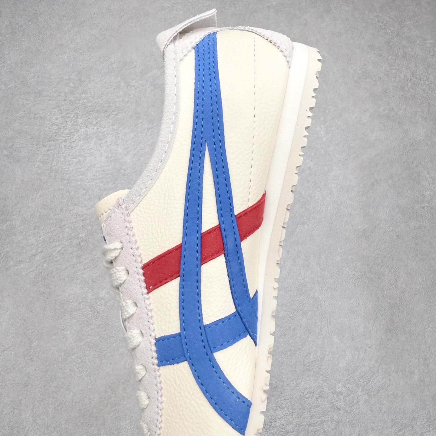 图片[7]-＃纯原福利 Asics Onitsuka Tiger MEXICO 66 亚瑟士鬼冢虎复古经典板鞋 市场最强版本 原厂牛津布加持 海外订单工厂出品 超成熟稳定的做工品控 原装全套纸板楦头开发 原汁原味 完美呈现版型 私模正确鞋底咬花纹路 一比一鞋头弧度高度鞋身弧度 绝不口嗨 细节品控鞋型随意秒杀市面 原档咬花纹路私模大底 一个单元有六个三角形 总体形拼接呈现花瓣状 官方四联吊牌 原装Ortholite轻量化鞋垫 原盒原配 质保卡 说明书 钢印防尘纸 纸板中底带钢印 乳胶组合鞋垫 支持全方位的对比专柜 产品从款式颜色造型上体现出追求舒适和细节的完美 鞋类更是推崇手工制作的严谨与完美 融舒适性与可穿性的设计风格 注重细节的完美和别致魅力 既保持稳重 又不失轻松的时尚感 尺码：36 37 37.5 38 39 39.5 40 40.5 41.5 42 42.5 43.5 44 45-选品中心