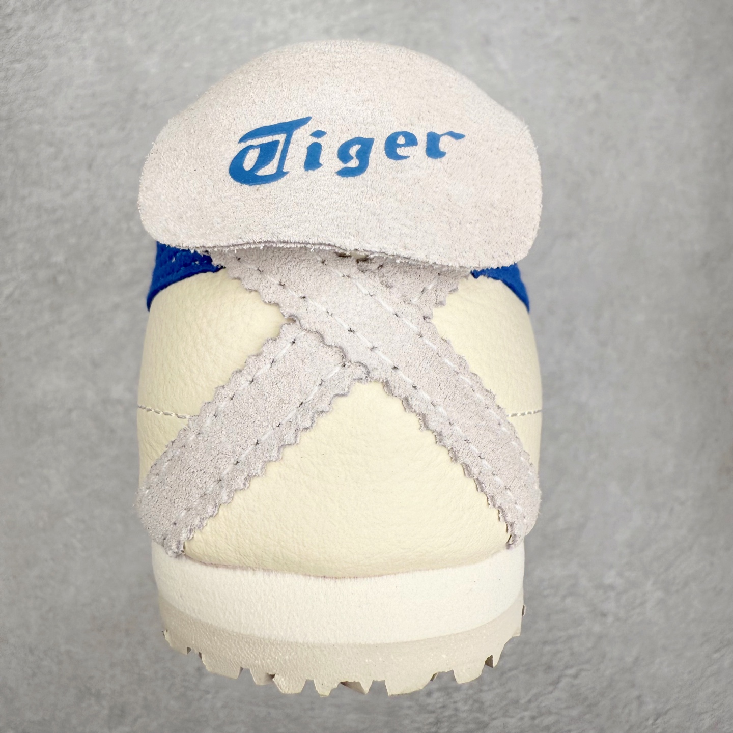 图片[8]-＃纯原福利 Asics Onitsuka Tiger MEXICO 66 亚瑟士鬼冢虎复古经典板鞋 市场最强版本 原厂牛津布加持 海外订单工厂出品 超成熟稳定的做工品控 原装全套纸板楦头开发 原汁原味 完美呈现版型 私模正确鞋底咬花纹路 一比一鞋头弧度高度鞋身弧度 绝不口嗨 细节品控鞋型随意秒杀市面 原档咬花纹路私模大底 一个单元有六个三角形 总体形拼接呈现花瓣状 官方四联吊牌 原装Ortholite轻量化鞋垫 原盒原配 质保卡 说明书 钢印防尘纸 纸板中底带钢印 乳胶组合鞋垫 支持全方位的对比专柜 产品从款式颜色造型上体现出追求舒适和细节的完美 鞋类更是推崇手工制作的严谨与完美 融舒适性与可穿性的设计风格 注重细节的完美和别致魅力 既保持稳重 又不失轻松的时尚感 尺码：36 37 37.5 38 39 39.5 40 40.5 41.5 42 42.5 43.5 44 45-选品中心