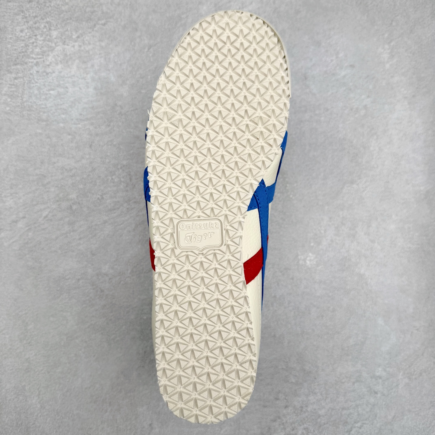 图片[9]-＃纯原福利 Asics Onitsuka Tiger MEXICO 66 亚瑟士鬼冢虎复古经典板鞋 市场最强版本 原厂牛津布加持 海外订单工厂出品 超成熟稳定的做工品控 原装全套纸板楦头开发 原汁原味 完美呈现版型 私模正确鞋底咬花纹路 一比一鞋头弧度高度鞋身弧度 绝不口嗨 细节品控鞋型随意秒杀市面 原档咬花纹路私模大底 一个单元有六个三角形 总体形拼接呈现花瓣状 官方四联吊牌 原装Ortholite轻量化鞋垫 原盒原配 质保卡 说明书 钢印防尘纸 纸板中底带钢印 乳胶组合鞋垫 支持全方位的对比专柜 产品从款式颜色造型上体现出追求舒适和细节的完美 鞋类更是推崇手工制作的严谨与完美 融舒适性与可穿性的设计风格 注重细节的完美和别致魅力 既保持稳重 又不失轻松的时尚感 尺码：36 37 37.5 38 39 39.5 40 40.5 41.5 42 42.5 43.5 44 45-选品中心