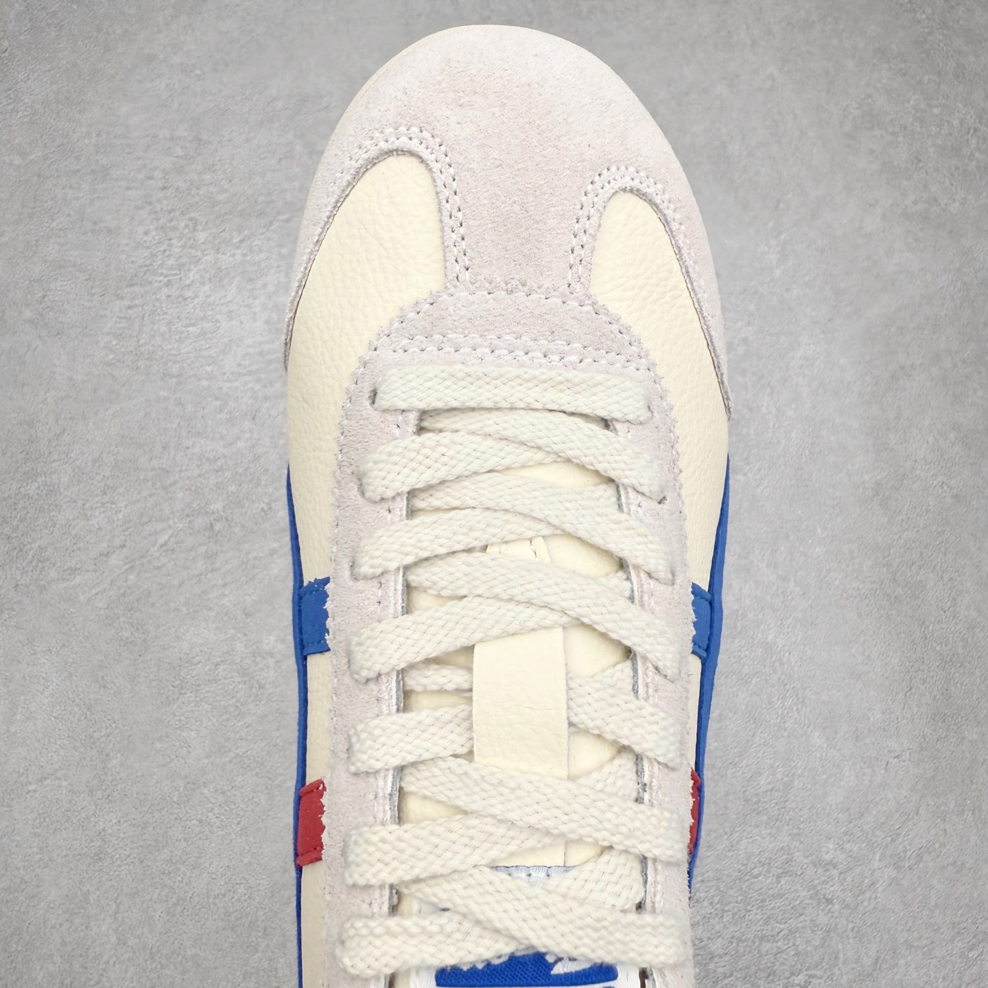 图片[4]-＃纯原福利 Asics Onitsuka Tiger MEXICO 66 亚瑟士鬼冢虎复古经典板鞋 市场最强版本 原厂牛津布加持 海外订单工厂出品 超成熟稳定的做工品控 原装全套纸板楦头开发 原汁原味 完美呈现版型 私模正确鞋底咬花纹路 一比一鞋头弧度高度鞋身弧度 绝不口嗨 细节品控鞋型随意秒杀市面 原档咬花纹路私模大底 一个单元有六个三角形 总体形拼接呈现花瓣状 官方四联吊牌 原装Ortholite轻量化鞋垫 原盒原配 质保卡 说明书 钢印防尘纸 纸板中底带钢印 乳胶组合鞋垫 支持全方位的对比专柜 产品从款式颜色造型上体现出追求舒适和细节的完美 鞋类更是推崇手工制作的严谨与完美 融舒适性与可穿性的设计风格 注重细节的完美和别致魅力 既保持稳重 又不失轻松的时尚感 尺码：36 37 37.5 38 39 39.5 40 40.5 41.5 42 42.5 43.5 44 45-选品中心