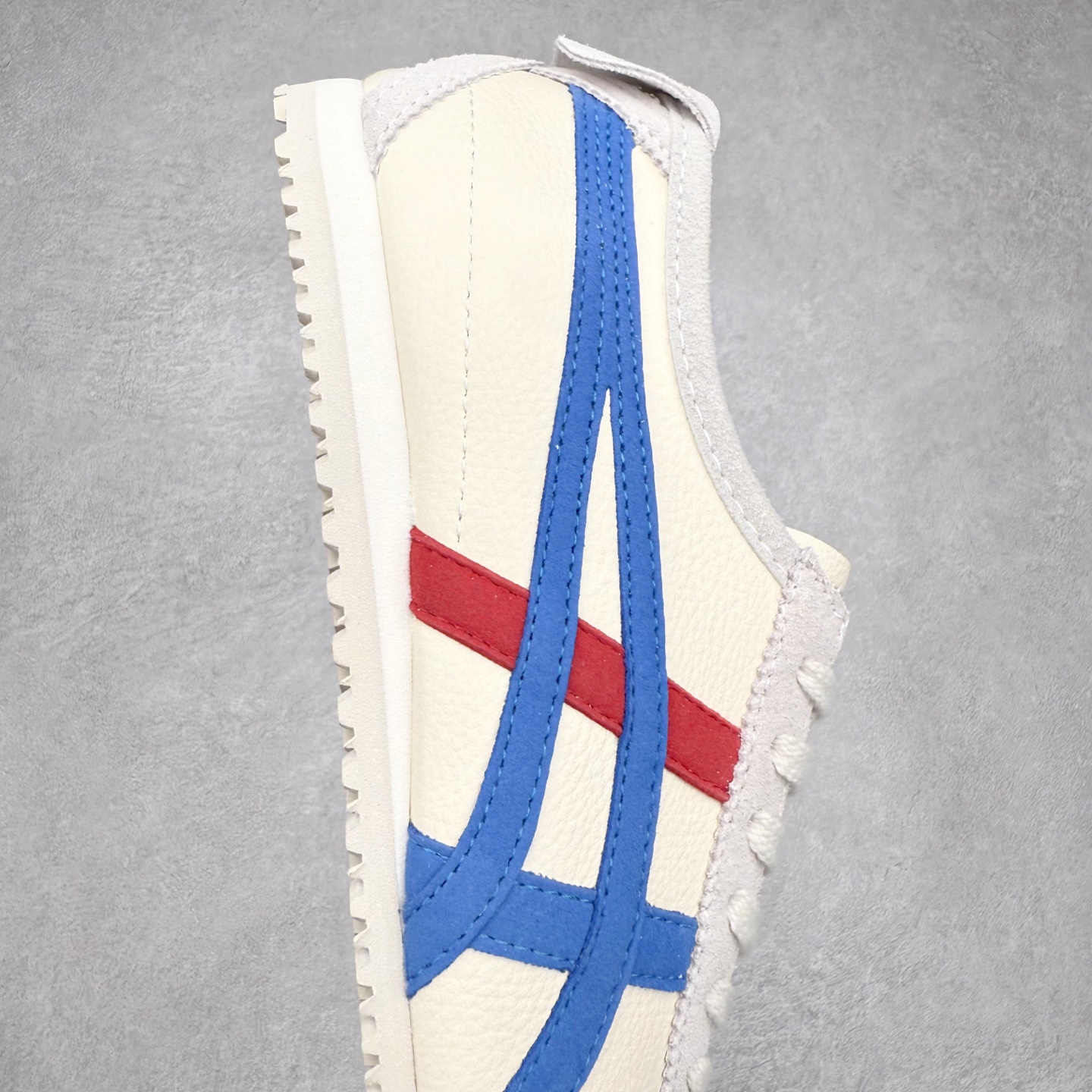 图片[6]-＃纯原福利 Asics Onitsuka Tiger MEXICO 66 亚瑟士鬼冢虎复古经典板鞋 市场最强版本 原厂牛津布加持 海外订单工厂出品 超成熟稳定的做工品控 原装全套纸板楦头开发 原汁原味 完美呈现版型 私模正确鞋底咬花纹路 一比一鞋头弧度高度鞋身弧度 绝不口嗨 细节品控鞋型随意秒杀市面 原档咬花纹路私模大底 一个单元有六个三角形 总体形拼接呈现花瓣状 官方四联吊牌 原装Ortholite轻量化鞋垫 原盒原配 质保卡 说明书 钢印防尘纸 纸板中底带钢印 乳胶组合鞋垫 支持全方位的对比专柜 产品从款式颜色造型上体现出追求舒适和细节的完美 鞋类更是推崇手工制作的严谨与完美 融舒适性与可穿性的设计风格 注重细节的完美和别致魅力 既保持稳重 又不失轻松的时尚感 尺码：36 37 37.5 38 39 39.5 40 40.5 41.5 42 42.5 43.5 44 45-选品中心