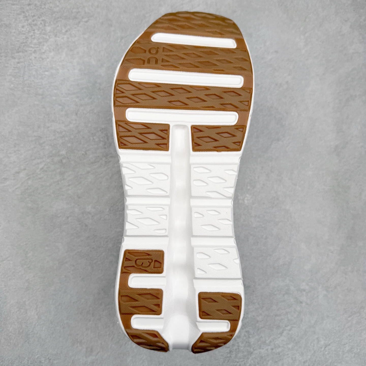 图片[9]-On Cloudtilt 昂跑减震生活休闲鞋 此运动品牌 开创于2010年 缓震着陆、强效回弹、轻柔质感的设计构思始终是ON研制关键 与此同时基于“为全球提供革新性的跑步感受”信念 陆续推出了多款跑鞋及其以专业运动人体跑步工程学为设计关键的功能性跑步服饰设备 让跑者不费力气地畅快畅跑 尺码：36 36.5 37.5 38 38.5 39 40 40.5 41 42 42.5 43 44 44.5 45-选品中心