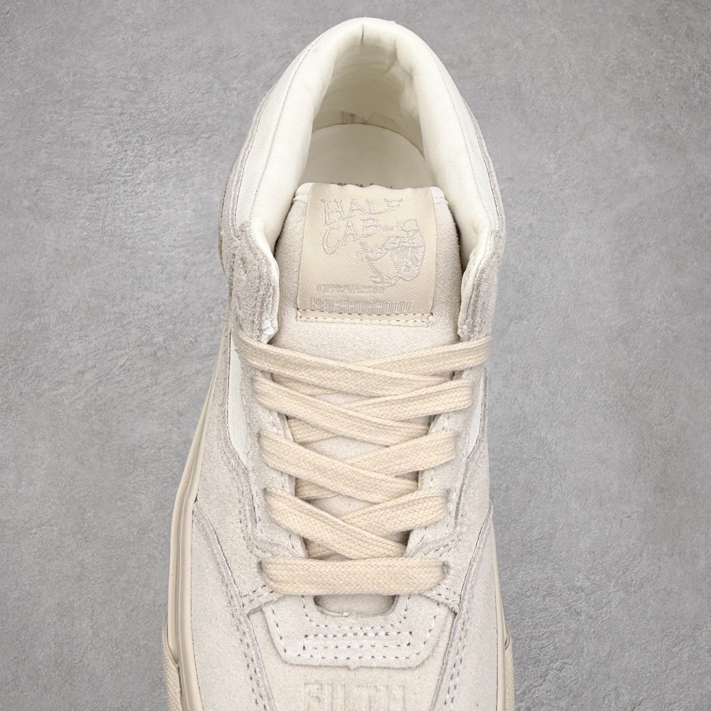 图片[5]-NEIGHBORHOOD x OTW by Vans 联名 全新联名系列，以经典鞋型Vans Half Cab 为蓝本，鞋面麂皮拼皮革搭载同色系缝线收边，创构简约造型。Half Cab®️ 33，大底包边印入 “Craft With Pride Tokyo Est. 1994”，符号语言致意创始信念，奠定街头基因，Classic Slip-On 98，外观低调映现精湛工艺美学，造型诠释简约风范，个性不彰自显。 货号：VNOOOEFY7VJ 米色 货号：VN000EFYBLA 黑色 尺码：35 36 36.5 37 38 38.5 39 40 40.5 41 42 42.5 43 44-选品中心