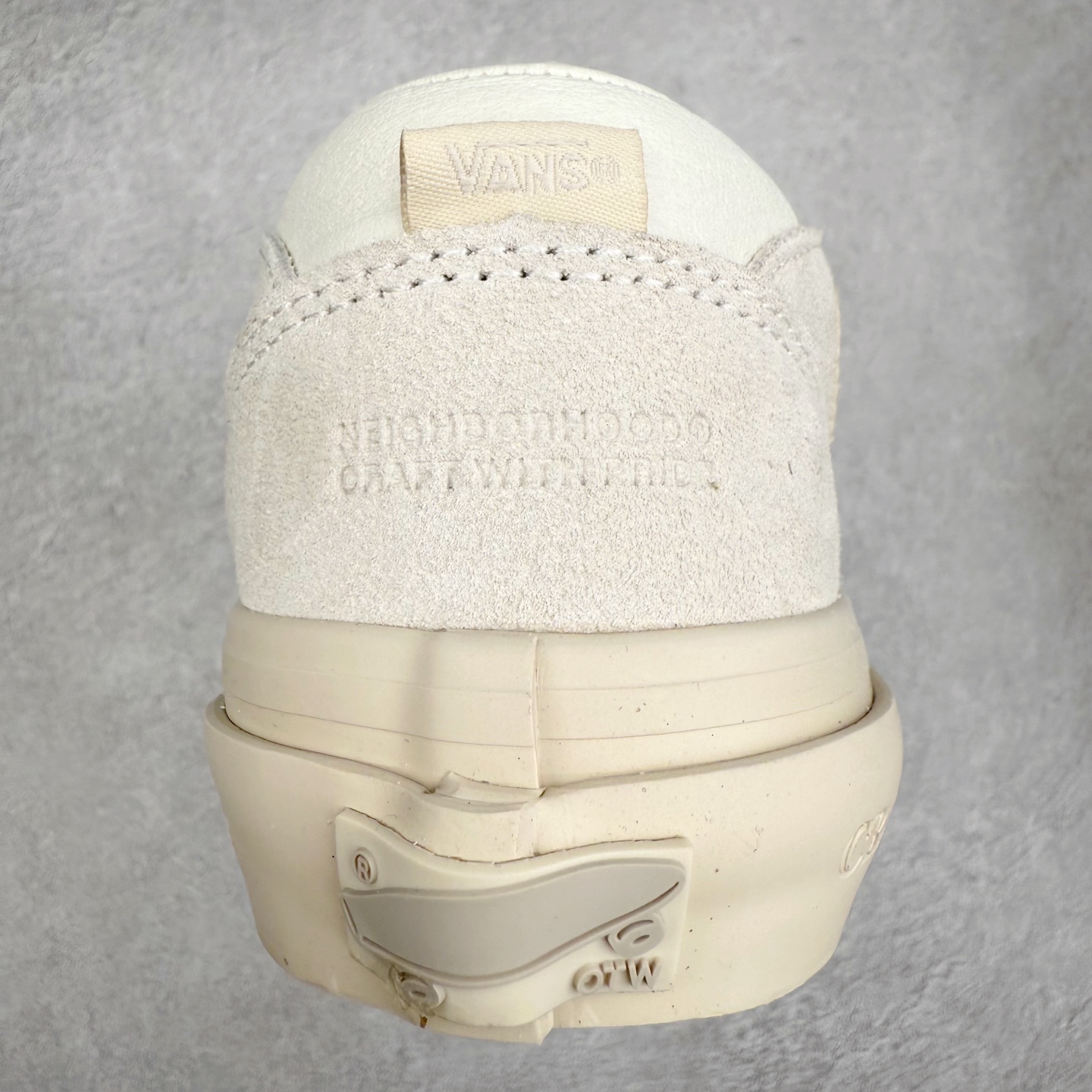 图片[8]-NEIGHBORHOOD x OTW by Vans 联名 全新联名系列，以经典鞋型Vans Half Cab 为蓝本，鞋面麂皮拼皮革搭载同色系缝线收边，创构简约造型。Half Cab®️ 33，大底包边印入 “Craft With Pride Tokyo Est. 1994”，符号语言致意创始信念，奠定街头基因，Classic Slip-On 98，外观低调映现精湛工艺美学，造型诠释简约风范，个性不彰自显。 货号：VNOOOEFY7VJ 米色 货号：VN000EFYBLA 黑色 尺码：35 36 36.5 37 38 38.5 39 40 40.5 41 42 42.5 43 44-选品中心