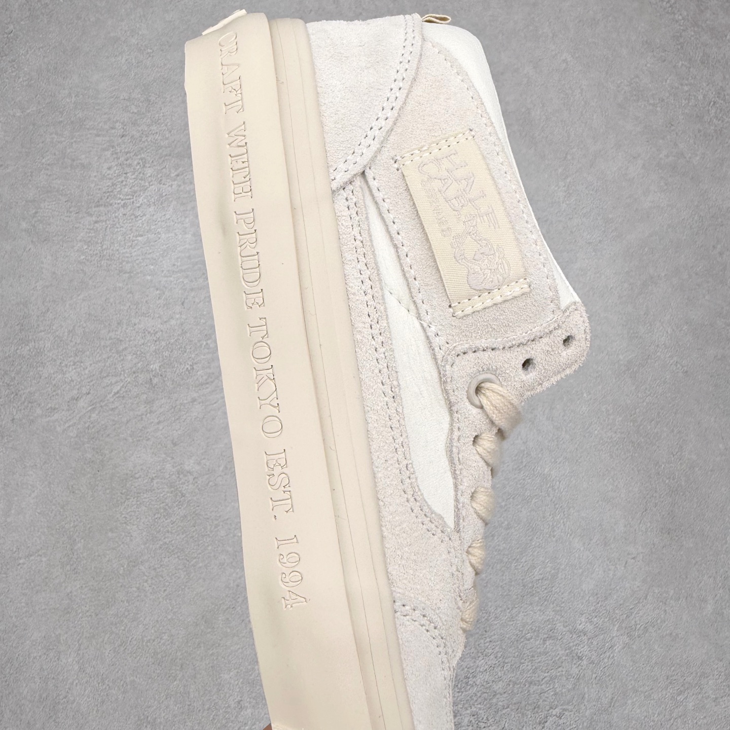 图片[6]-NEIGHBORHOOD x OTW by Vans 联名 全新联名系列，以经典鞋型Vans Half Cab 为蓝本，鞋面麂皮拼皮革搭载同色系缝线收边，创构简约造型。Half Cab®️ 33，大底包边印入 “Craft With Pride Tokyo Est. 1994”，符号语言致意创始信念，奠定街头基因，Classic Slip-On 98，外观低调映现精湛工艺美学，造型诠释简约风范，个性不彰自显。 货号：VNOOOEFY7VJ 米色 货号：VN000EFYBLA 黑色 尺码：35 36 36.5 37 38 38.5 39 40 40.5 41 42 42.5 43 44-选品中心