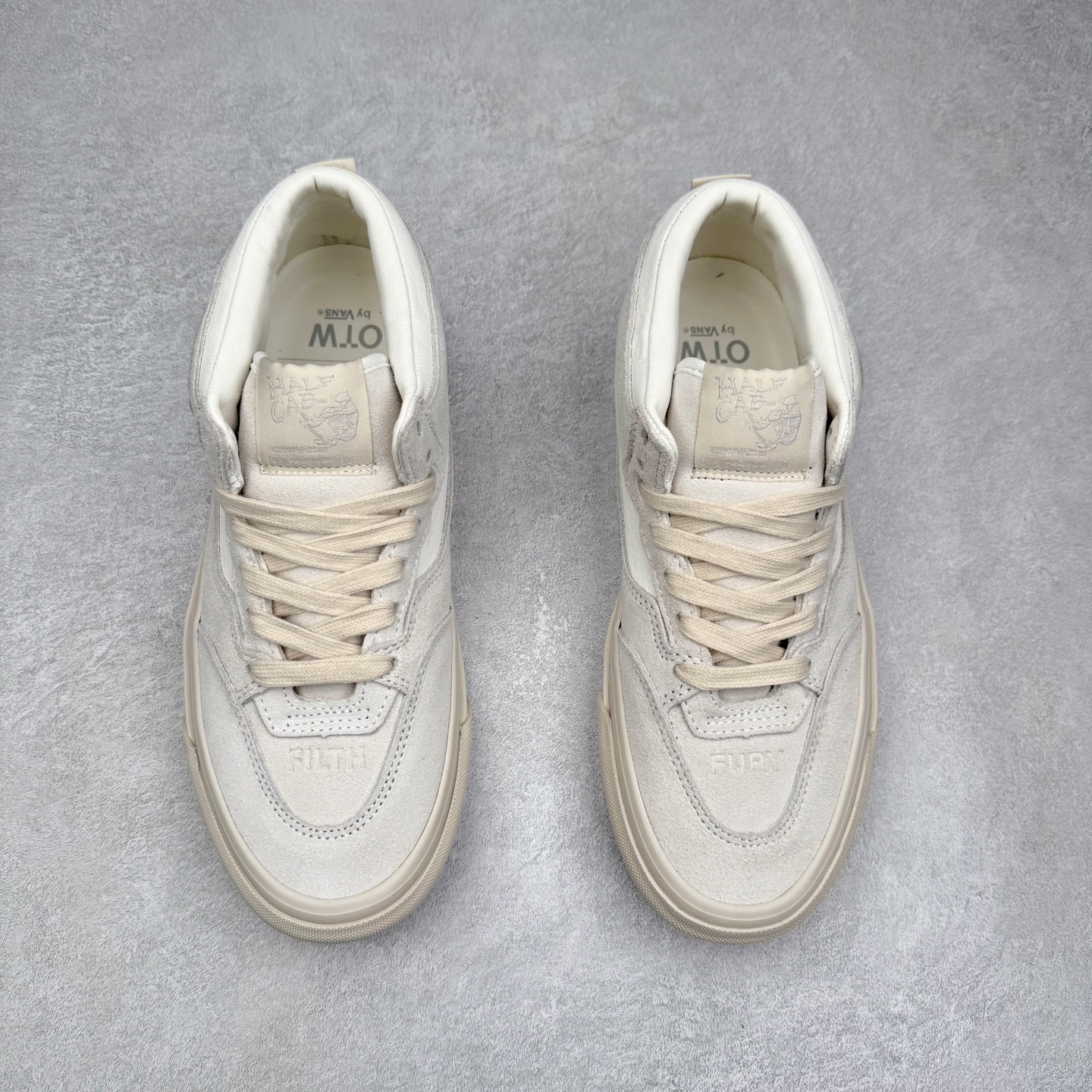 图片[2]-NEIGHBORHOOD x OTW by Vans 联名 全新联名系列，以经典鞋型Vans Half Cab 为蓝本，鞋面麂皮拼皮革搭载同色系缝线收边，创构简约造型。Half Cab®️ 33，大底包边印入 “Craft With Pride Tokyo Est. 1994”，符号语言致意创始信念，奠定街头基因，Classic Slip-On 98，外观低调映现精湛工艺美学，造型诠释简约风范，个性不彰自显。 货号：VNOOOEFY7VJ 米色 货号：VN000EFYBLA 黑色 尺码：35 36 36.5 37 38 38.5 39 40 40.5 41 42 42.5 43 44-选品中心