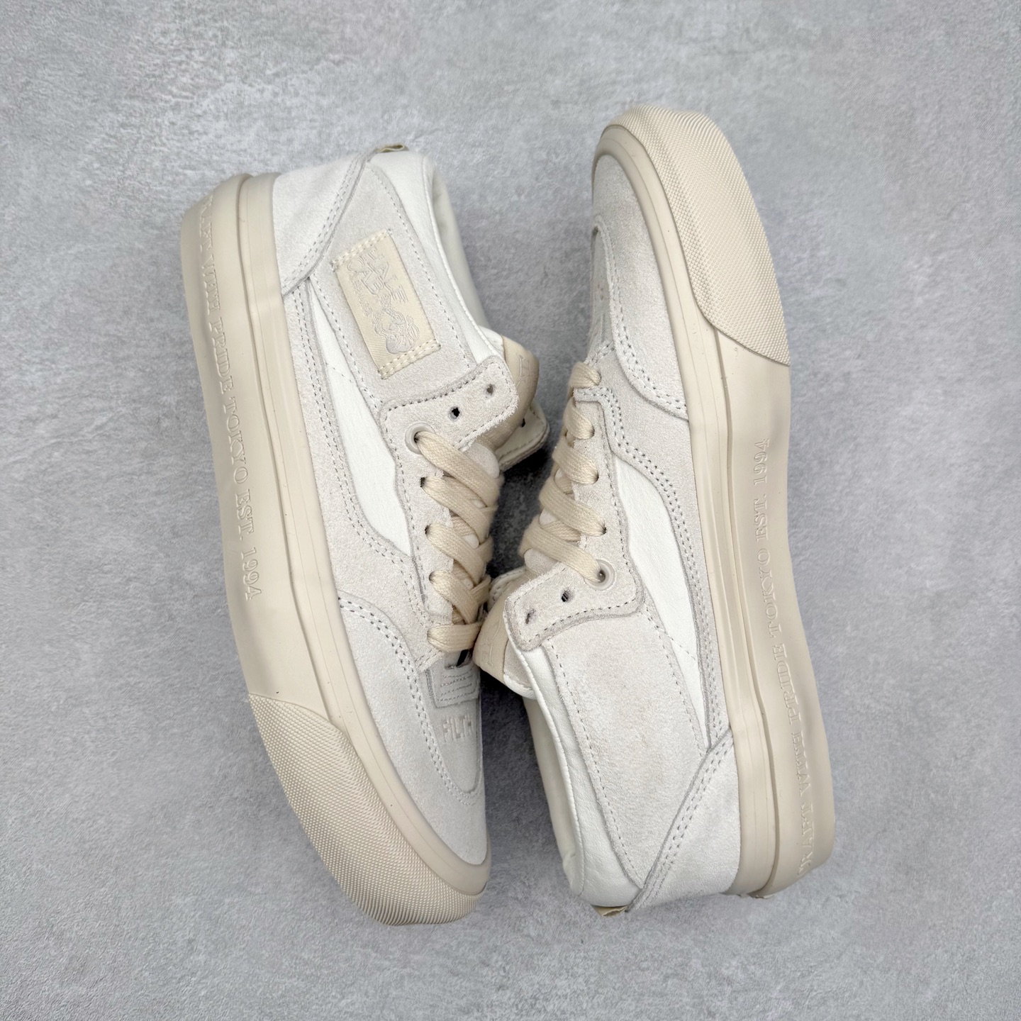 图片[3]-NEIGHBORHOOD x OTW by Vans 联名 全新联名系列，以经典鞋型Vans Half Cab 为蓝本，鞋面麂皮拼皮革搭载同色系缝线收边，创构简约造型。Half Cab®️ 33，大底包边印入 “Craft With Pride Tokyo Est. 1994”，符号语言致意创始信念，奠定街头基因，Classic Slip-On 98，外观低调映现精湛工艺美学，造型诠释简约风范，个性不彰自显。 货号：VNOOOEFY7VJ 米色 货号：VN000EFYBLA 黑色 尺码：35 36 36.5 37 38 38.5 39 40 40.5 41 42 42.5 43 44-选品中心