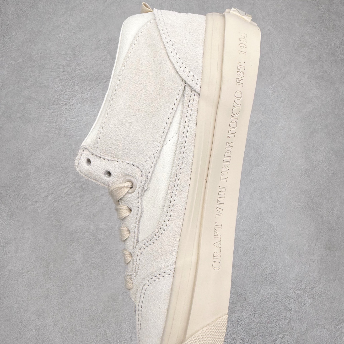 图片[7]-NEIGHBORHOOD x OTW by Vans 联名 全新联名系列，以经典鞋型Vans Half Cab 为蓝本，鞋面麂皮拼皮革搭载同色系缝线收边，创构简约造型。Half Cab®️ 33，大底包边印入 “Craft With Pride Tokyo Est. 1994”，符号语言致意创始信念，奠定街头基因，Classic Slip-On 98，外观低调映现精湛工艺美学，造型诠释简约风范，个性不彰自显。 货号：VNOOOEFY7VJ 米色 货号：VN000EFYBLA 黑色 尺码：35 36 36.5 37 38 38.5 39 40 40.5 41 42 42.5 43 44-选品中心