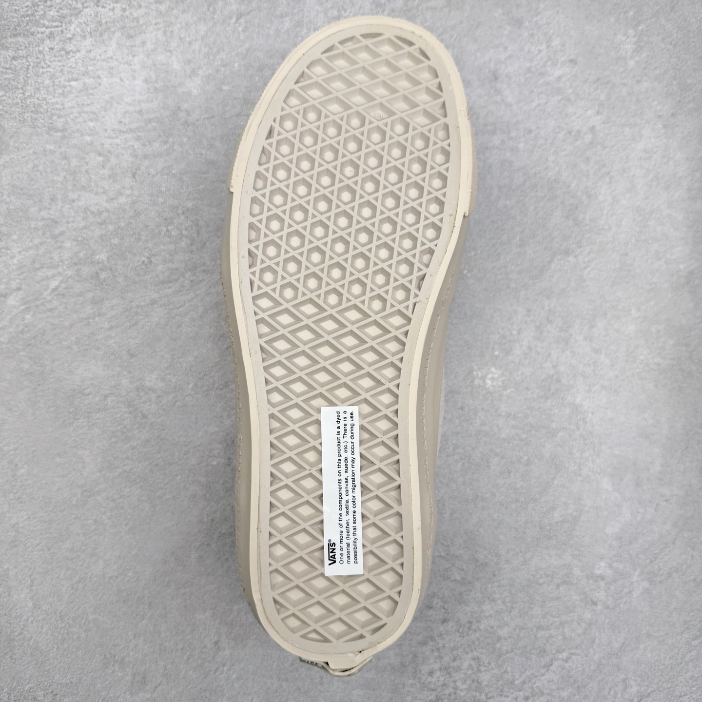 图片[9]-NEIGHBORHOOD x OTW by Vans 联名 全新联名系列，以经典鞋型Vans Half Cab 为蓝本，鞋面麂皮拼皮革搭载同色系缝线收边，创构简约造型。Half Cab®️ 33，大底包边印入 “Craft With Pride Tokyo Est. 1994”，符号语言致意创始信念，奠定街头基因，Classic Slip-On 98，外观低调映现精湛工艺美学，造型诠释简约风范，个性不彰自显。 货号：VNOOOEFY7VJ 米色 货号：VN000EFYBLA 黑色 尺码：35 36 36.5 37 38 38.5 39 40 40.5 41 42 42.5 43 44-选品中心