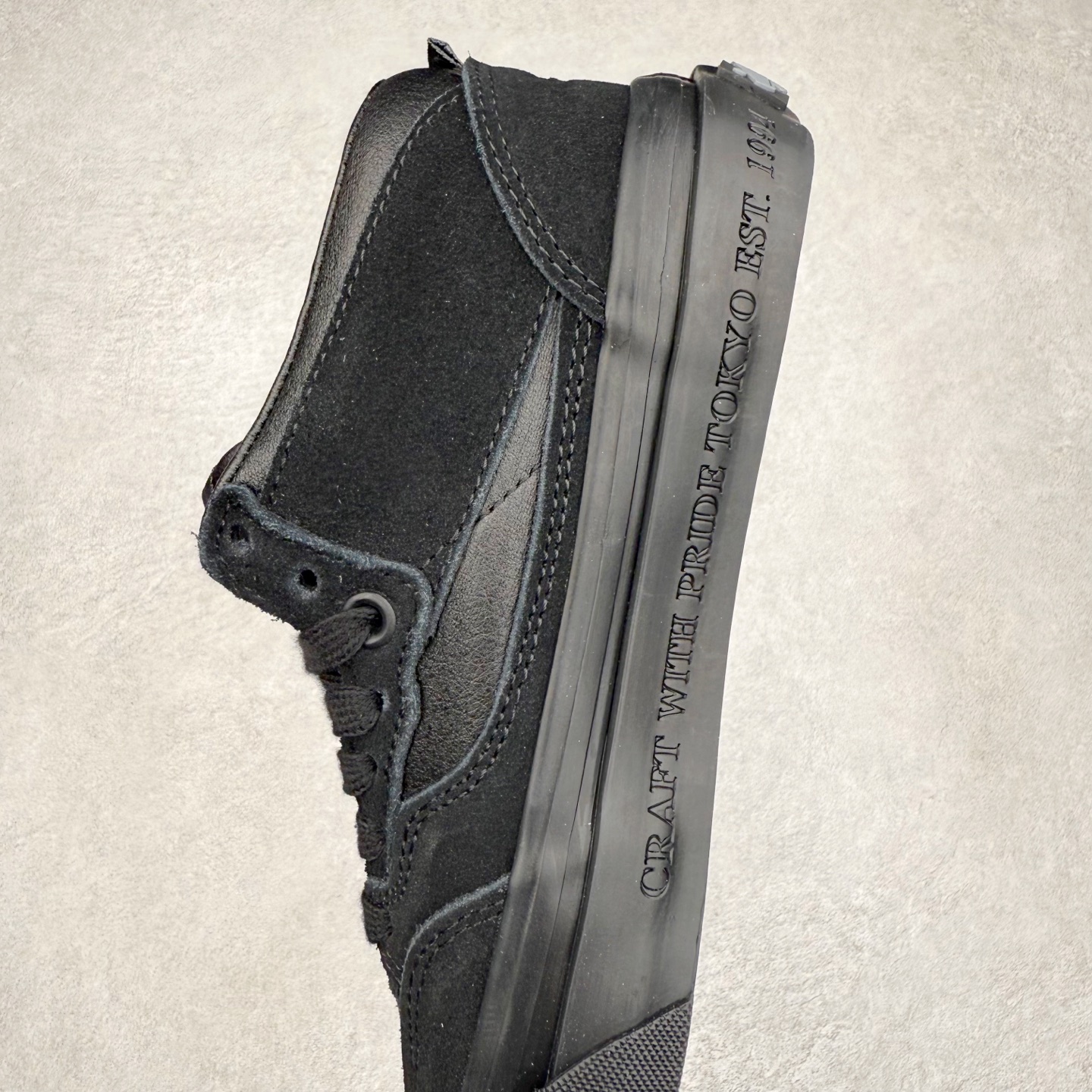 图片[7]-NEIGHBORHOOD x OTW by Vans 联名 全新联名系列，以经典鞋型Vans Half Cab 为蓝本，鞋面麂皮拼皮革搭载同色系缝线收边，创构简约造型。Half Cab®️ 33，大底包边印入 “Craft With Pride Tokyo Est. 1994”，符号语言致意创始信念，奠定街头基因，Classic Slip-On 98，外观低调映现精湛工艺美学，造型诠释简约风范，个性不彰自显。 货号：VNOOOEFY7VJ 米色 货号：VN000EFYBLA 黑色 尺码：35 36 36.5 37 38 38.5 39 40 40.5 41 42 42.5 43 44-选品中心