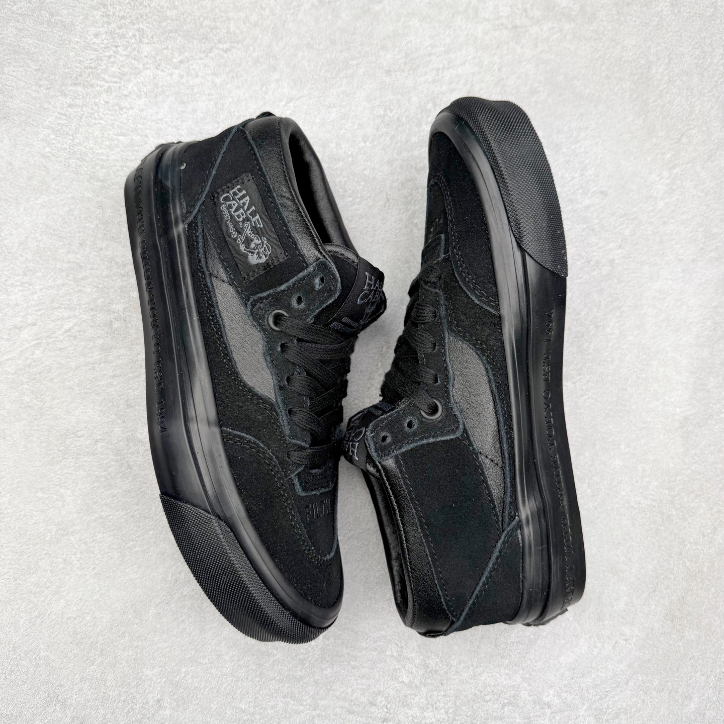 图片[3]-NEIGHBORHOOD x OTW by Vans 联名 全新联名系列，以经典鞋型Vans Half Cab 为蓝本，鞋面麂皮拼皮革搭载同色系缝线收边，创构简约造型。Half Cab®️ 33，大底包边印入 “Craft With Pride Tokyo Est. 1994”，符号语言致意创始信念，奠定街头基因，Classic Slip-On 98，外观低调映现精湛工艺美学，造型诠释简约风范，个性不彰自显。 货号：VNOOOEFY7VJ 米色 货号：VN000EFYBLA 黑色 尺码：35 36 36.5 37 38 38.5 39 40 40.5 41 42 42.5 43 44-选品中心