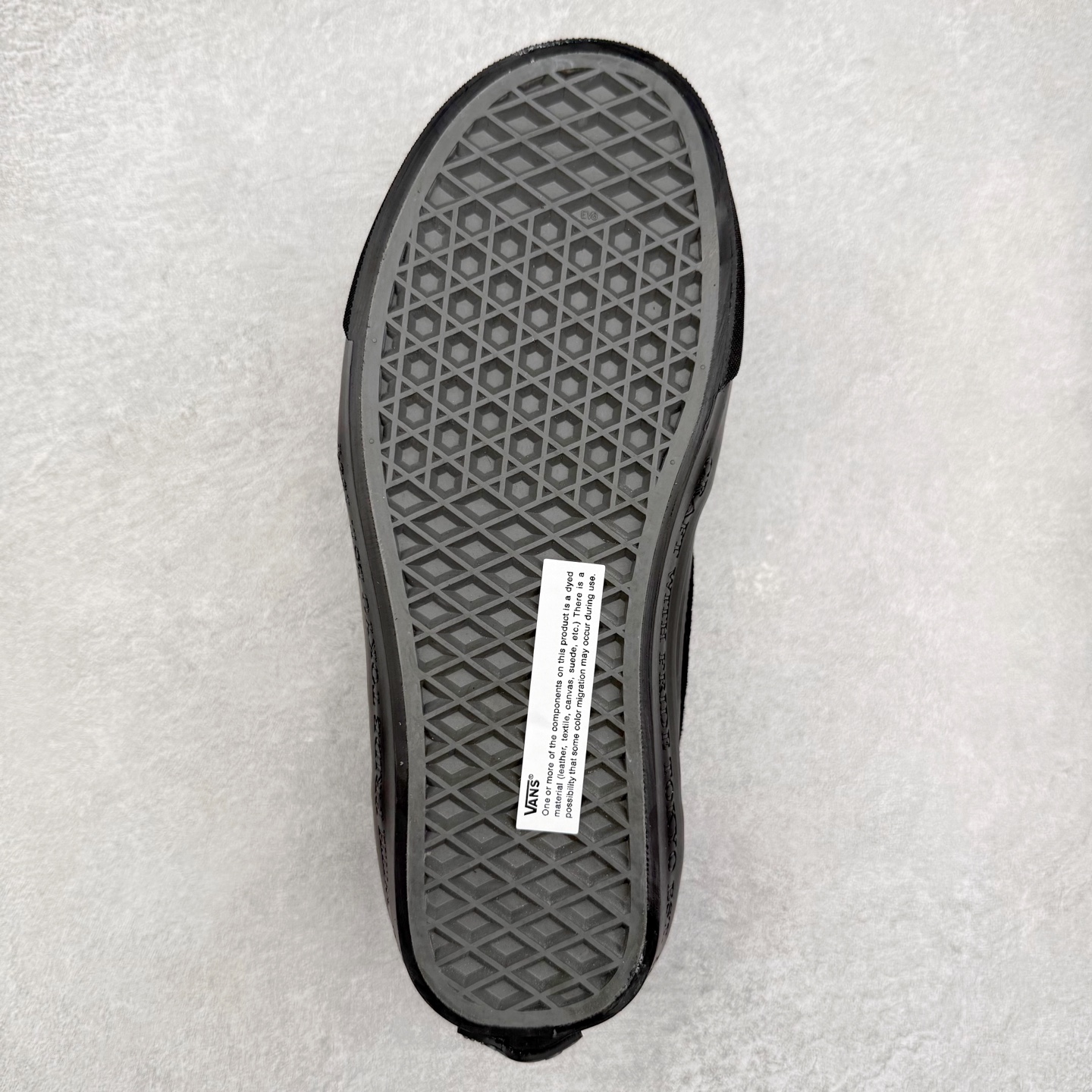 图片[9]-NEIGHBORHOOD x OTW by Vans 联名 全新联名系列，以经典鞋型Vans Half Cab 为蓝本，鞋面麂皮拼皮革搭载同色系缝线收边，创构简约造型。Half Cab®️ 33，大底包边印入 “Craft With Pride Tokyo Est. 1994”，符号语言致意创始信念，奠定街头基因，Classic Slip-On 98，外观低调映现精湛工艺美学，造型诠释简约风范，个性不彰自显。 货号：VNOOOEFY7VJ 米色 货号：VN000EFYBLA 黑色 尺码：35 36 36.5 37 38 38.5 39 40 40.5 41 42 42.5 43 44-选品中心