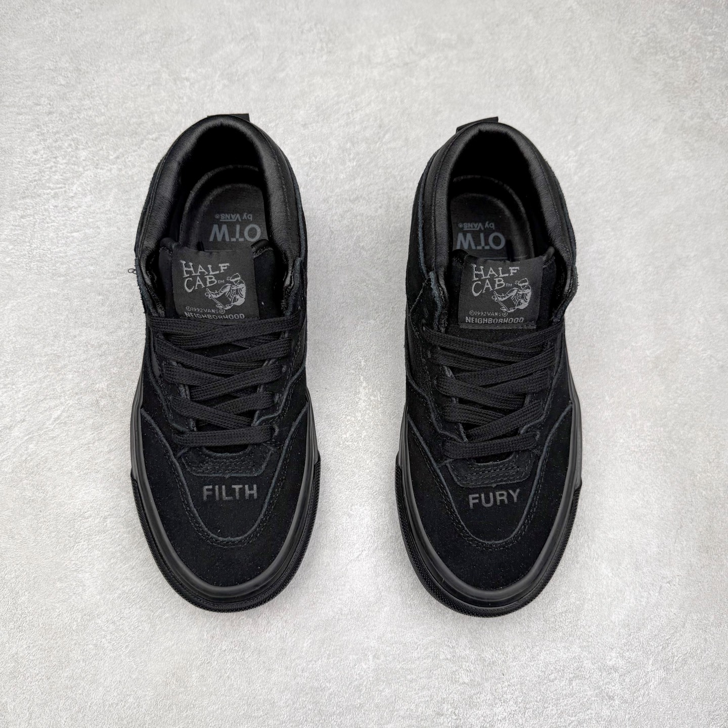 图片[2]-NEIGHBORHOOD x OTW by Vans 联名 全新联名系列，以经典鞋型Vans Half Cab 为蓝本，鞋面麂皮拼皮革搭载同色系缝线收边，创构简约造型。Half Cab®️ 33，大底包边印入 “Craft With Pride Tokyo Est. 1994”，符号语言致意创始信念，奠定街头基因，Classic Slip-On 98，外观低调映现精湛工艺美学，造型诠释简约风范，个性不彰自显。 货号：VNOOOEFY7VJ 米色 货号：VN000EFYBLA 黑色 尺码：35 36 36.5 37 38 38.5 39 40 40.5 41 42 42.5 43 44-选品中心