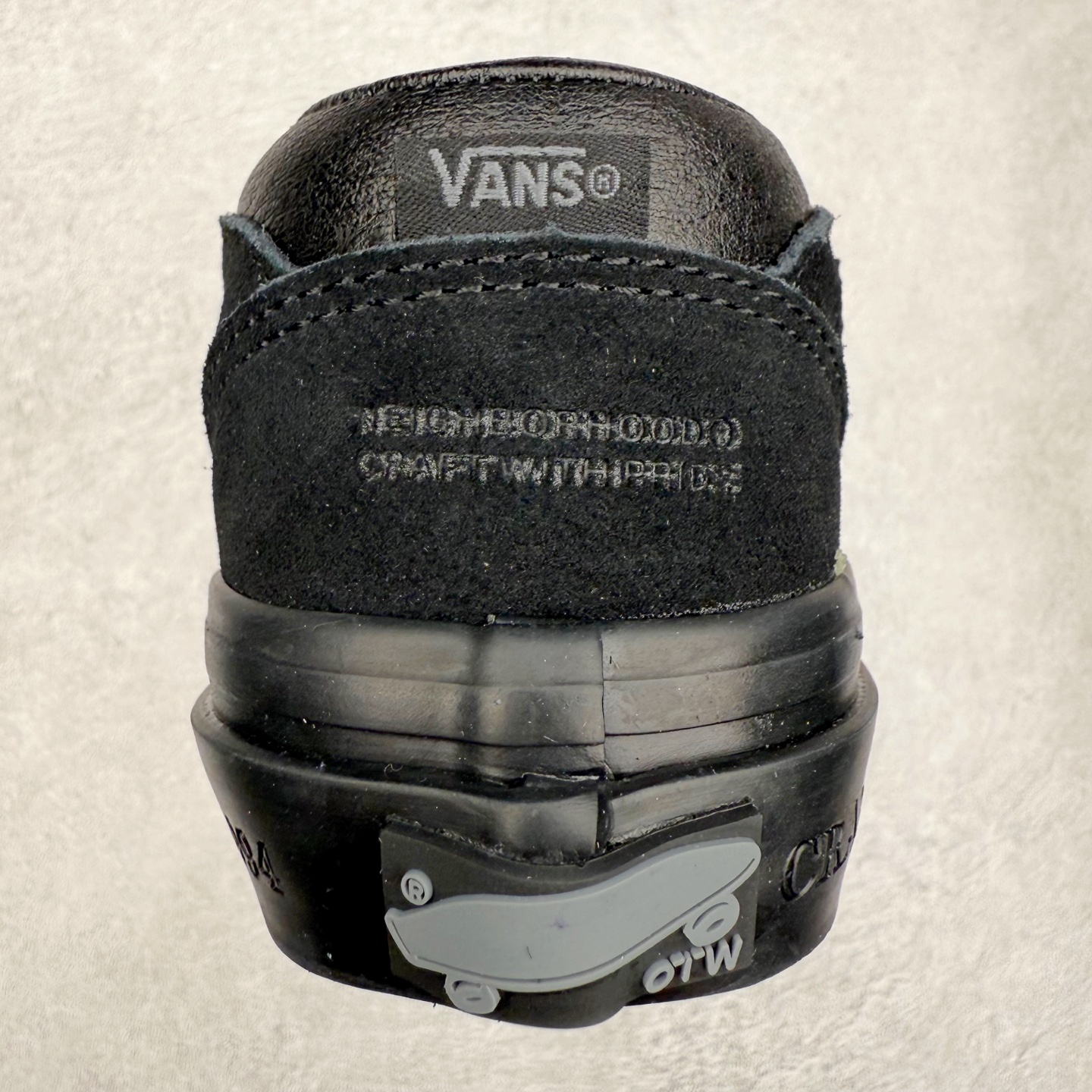 图片[8]-NEIGHBORHOOD x OTW by Vans 联名 全新联名系列，以经典鞋型Vans Half Cab 为蓝本，鞋面麂皮拼皮革搭载同色系缝线收边，创构简约造型。Half Cab®️ 33，大底包边印入 “Craft With Pride Tokyo Est. 1994”，符号语言致意创始信念，奠定街头基因，Classic Slip-On 98，外观低调映现精湛工艺美学，造型诠释简约风范，个性不彰自显。 货号：VNOOOEFY7VJ 米色 货号：VN000EFYBLA 黑色 尺码：35 36 36.5 37 38 38.5 39 40 40.5 41 42 42.5 43 44-选品中心