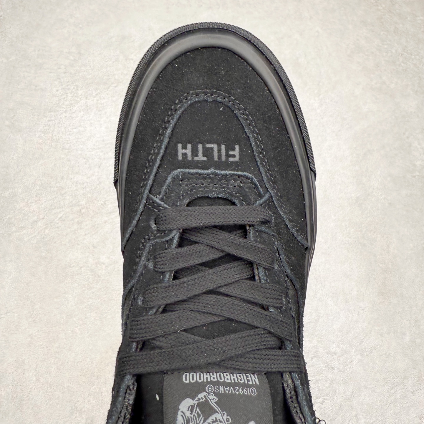 图片[4]-NEIGHBORHOOD x OTW by Vans 联名 全新联名系列，以经典鞋型Vans Half Cab 为蓝本，鞋面麂皮拼皮革搭载同色系缝线收边，创构简约造型。Half Cab®️ 33，大底包边印入 “Craft With Pride Tokyo Est. 1994”，符号语言致意创始信念，奠定街头基因，Classic Slip-On 98，外观低调映现精湛工艺美学，造型诠释简约风范，个性不彰自显。 货号：VNOOOEFY7VJ 米色 货号：VN000EFYBLA 黑色 尺码：35 36 36.5 37 38 38.5 39 40 40.5 41 42 42.5 43 44-选品中心