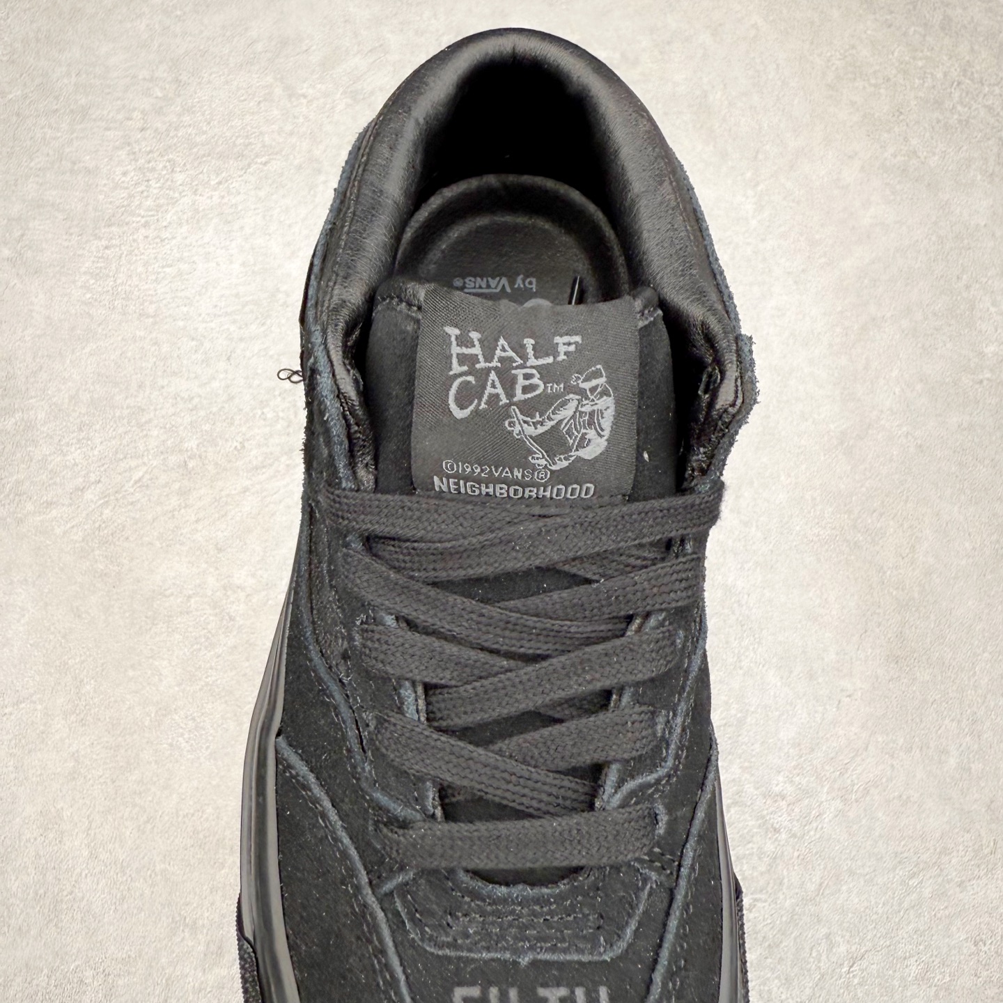 图片[5]-NEIGHBORHOOD x OTW by Vans 联名 全新联名系列，以经典鞋型Vans Half Cab 为蓝本，鞋面麂皮拼皮革搭载同色系缝线收边，创构简约造型。Half Cab®️ 33，大底包边印入 “Craft With Pride Tokyo Est. 1994”，符号语言致意创始信念，奠定街头基因，Classic Slip-On 98，外观低调映现精湛工艺美学，造型诠释简约风范，个性不彰自显。 货号：VNOOOEFY7VJ 米色 货号：VN000EFYBLA 黑色 尺码：35 36 36.5 37 38 38.5 39 40 40.5 41 42 42.5 43 44-选品中心