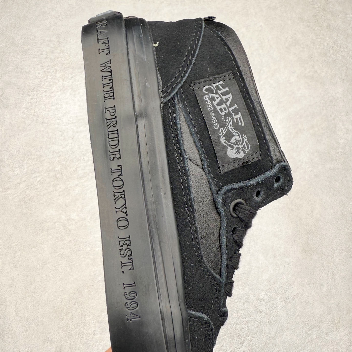 图片[6]-NEIGHBORHOOD x OTW by Vans 联名 全新联名系列，以经典鞋型Vans Half Cab 为蓝本，鞋面麂皮拼皮革搭载同色系缝线收边，创构简约造型。Half Cab®️ 33，大底包边印入 “Craft With Pride Tokyo Est. 1994”，符号语言致意创始信念，奠定街头基因，Classic Slip-On 98，外观低调映现精湛工艺美学，造型诠释简约风范，个性不彰自显。 货号：VNOOOEFY7VJ 米色 货号：VN000EFYBLA 黑色 尺码：35 36 36.5 37 38 38.5 39 40 40.5 41 42 42.5 43 44-选品中心