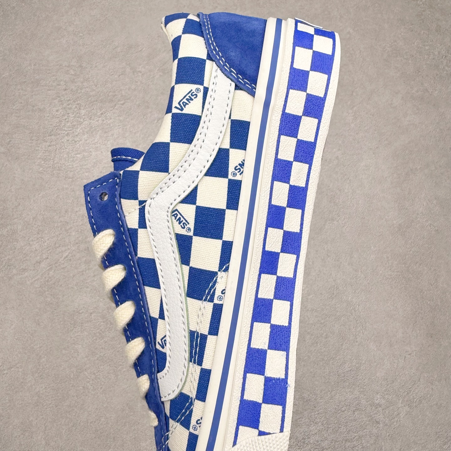 图片[7]-Vans Old Skool 36 LX-BMX 官方新款 蓝白棋盘格休闲帆布鞋 Vans Premium 高阶系列延续经典工艺，采用麂皮与帆布拼接搭配，触感细腻，鞋身两侧搭配 8 盎司蓝白帆布，强化复古属性。并且皮质侧边条纹通过与鞋身材质的碰撞提升视觉层次，棋盘格不仅铺陈鞋面，更以满印形式覆盖包边，完整复刻上世纪 BMX 选手钟爱的棋盘格 Vans 样式。 货号：VN000D57ERM 尺码：35 36 36.5 37 38 38.5 39 40 40.5 41 42 42.5 43 44-选品中心