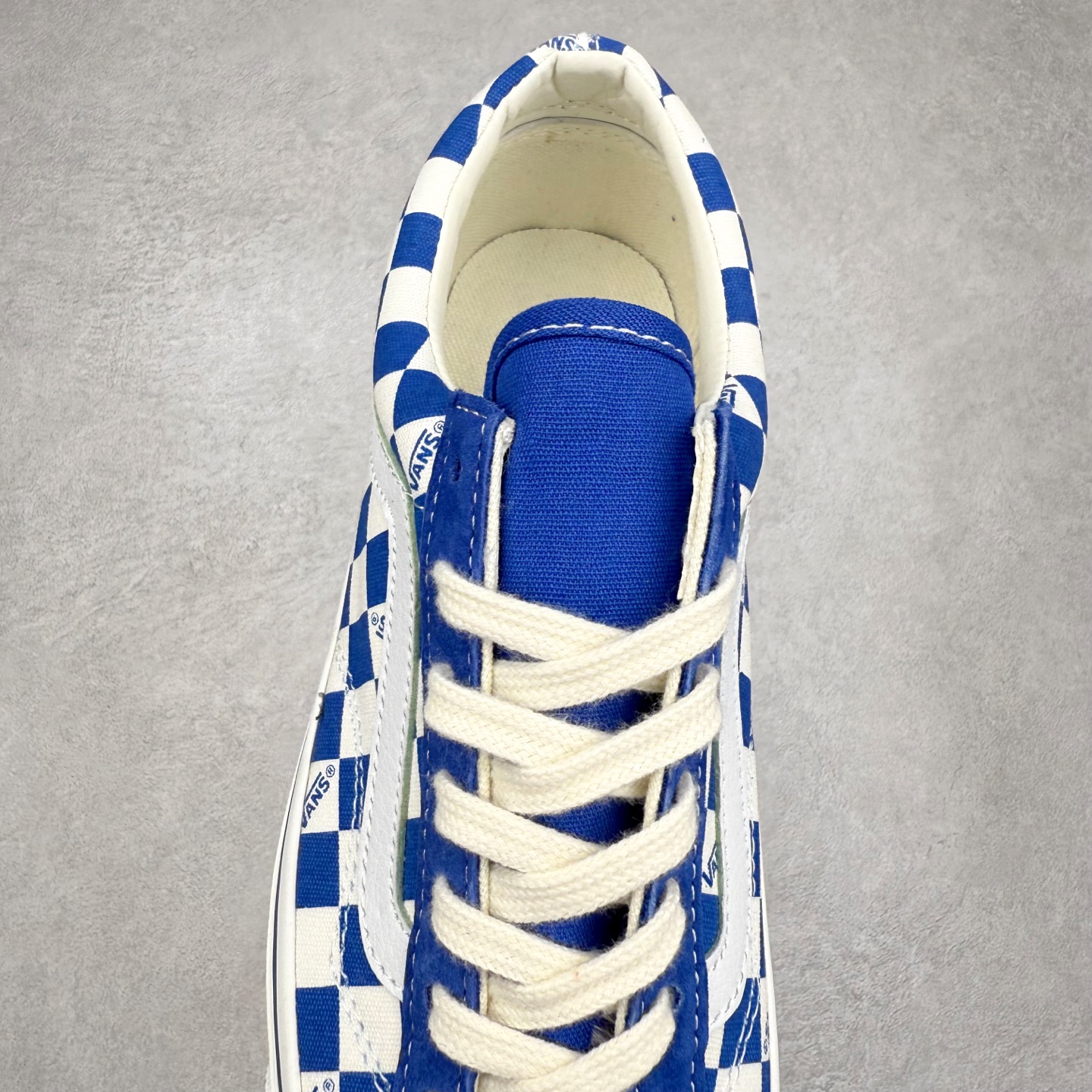 图片[5]-Vans Old Skool 36 LX-BMX 官方新款 蓝白棋盘格休闲帆布鞋 Vans Premium 高阶系列延续经典工艺，采用麂皮与帆布拼接搭配，触感细腻，鞋身两侧搭配 8 盎司蓝白帆布，强化复古属性。并且皮质侧边条纹通过与鞋身材质的碰撞提升视觉层次，棋盘格不仅铺陈鞋面，更以满印形式覆盖包边，完整复刻上世纪 BMX 选手钟爱的棋盘格 Vans 样式。 货号：VN000D57ERM 尺码：35 36 36.5 37 38 38.5 39 40 40.5 41 42 42.5 43 44-选品中心