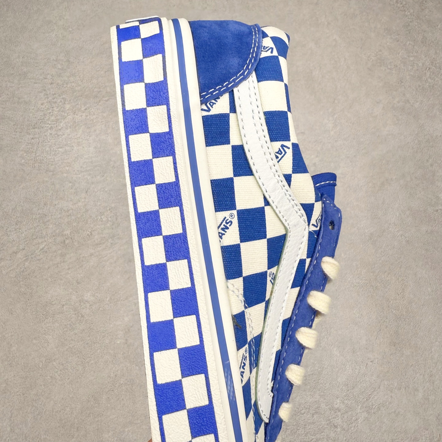 图片[6]-Vans Old Skool 36 LX-BMX 官方新款 蓝白棋盘格休闲帆布鞋 Vans Premium 高阶系列延续经典工艺，采用麂皮与帆布拼接搭配，触感细腻，鞋身两侧搭配 8 盎司蓝白帆布，强化复古属性。并且皮质侧边条纹通过与鞋身材质的碰撞提升视觉层次，棋盘格不仅铺陈鞋面，更以满印形式覆盖包边，完整复刻上世纪 BMX 选手钟爱的棋盘格 Vans 样式。 货号：VN000D57ERM 尺码：35 36 36.5 37 38 38.5 39 40 40.5 41 42 42.5 43 44-选品中心