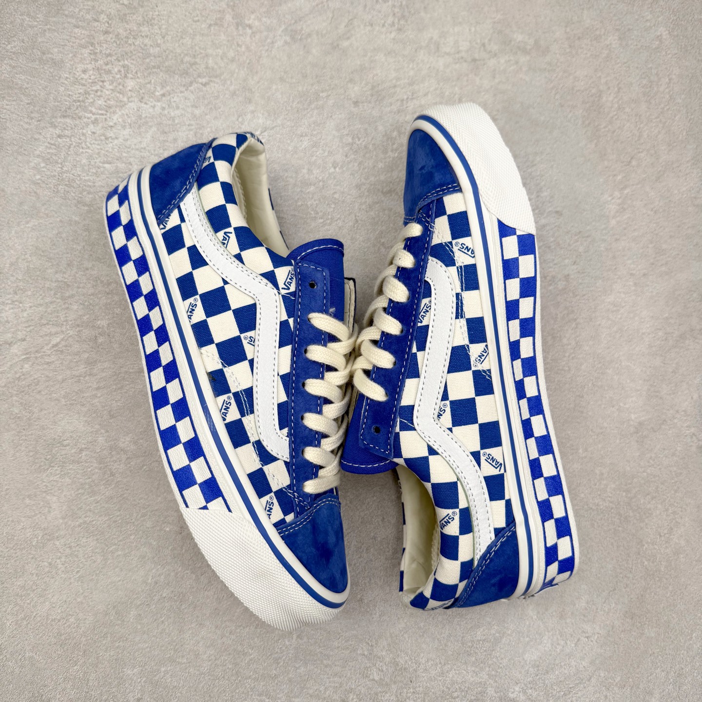 图片[3]-Vans Old Skool 36 LX-BMX 官方新款 蓝白棋盘格休闲帆布鞋 Vans Premium 高阶系列延续经典工艺，采用麂皮与帆布拼接搭配，触感细腻，鞋身两侧搭配 8 盎司蓝白帆布，强化复古属性。并且皮质侧边条纹通过与鞋身材质的碰撞提升视觉层次，棋盘格不仅铺陈鞋面，更以满印形式覆盖包边，完整复刻上世纪 BMX 选手钟爱的棋盘格 Vans 样式。 货号：VN000D57ERM 尺码：35 36 36.5 37 38 38.5 39 40 40.5 41 42 42.5 43 44-选品中心