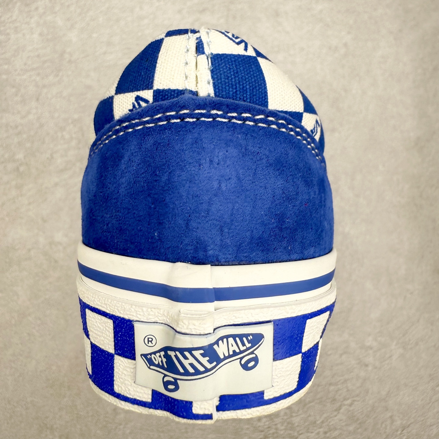 图片[8]-Vans Old Skool 36 LX-BMX 官方新款 蓝白棋盘格休闲帆布鞋 Vans Premium 高阶系列延续经典工艺，采用麂皮与帆布拼接搭配，触感细腻，鞋身两侧搭配 8 盎司蓝白帆布，强化复古属性。并且皮质侧边条纹通过与鞋身材质的碰撞提升视觉层次，棋盘格不仅铺陈鞋面，更以满印形式覆盖包边，完整复刻上世纪 BMX 选手钟爱的棋盘格 Vans 样式。 货号：VN000D57ERM 尺码：35 36 36.5 37 38 38.5 39 40 40.5 41 42 42.5 43 44-选品中心