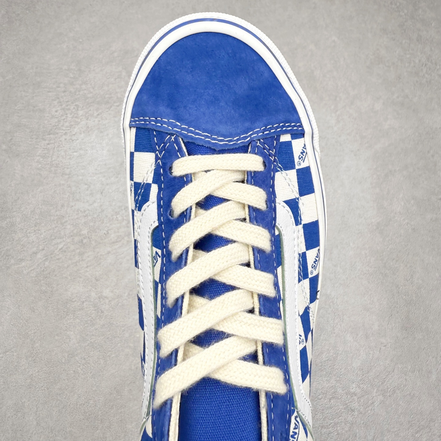 图片[4]-Vans Old Skool 36 LX-BMX 官方新款 蓝白棋盘格休闲帆布鞋 Vans Premium 高阶系列延续经典工艺，采用麂皮与帆布拼接搭配，触感细腻，鞋身两侧搭配 8 盎司蓝白帆布，强化复古属性。并且皮质侧边条纹通过与鞋身材质的碰撞提升视觉层次，棋盘格不仅铺陈鞋面，更以满印形式覆盖包边，完整复刻上世纪 BMX 选手钟爱的棋盘格 Vans 样式。 货号：VN000D57ERM 尺码：35 36 36.5 37 38 38.5 39 40 40.5 41 42 42.5 43 44-选品中心