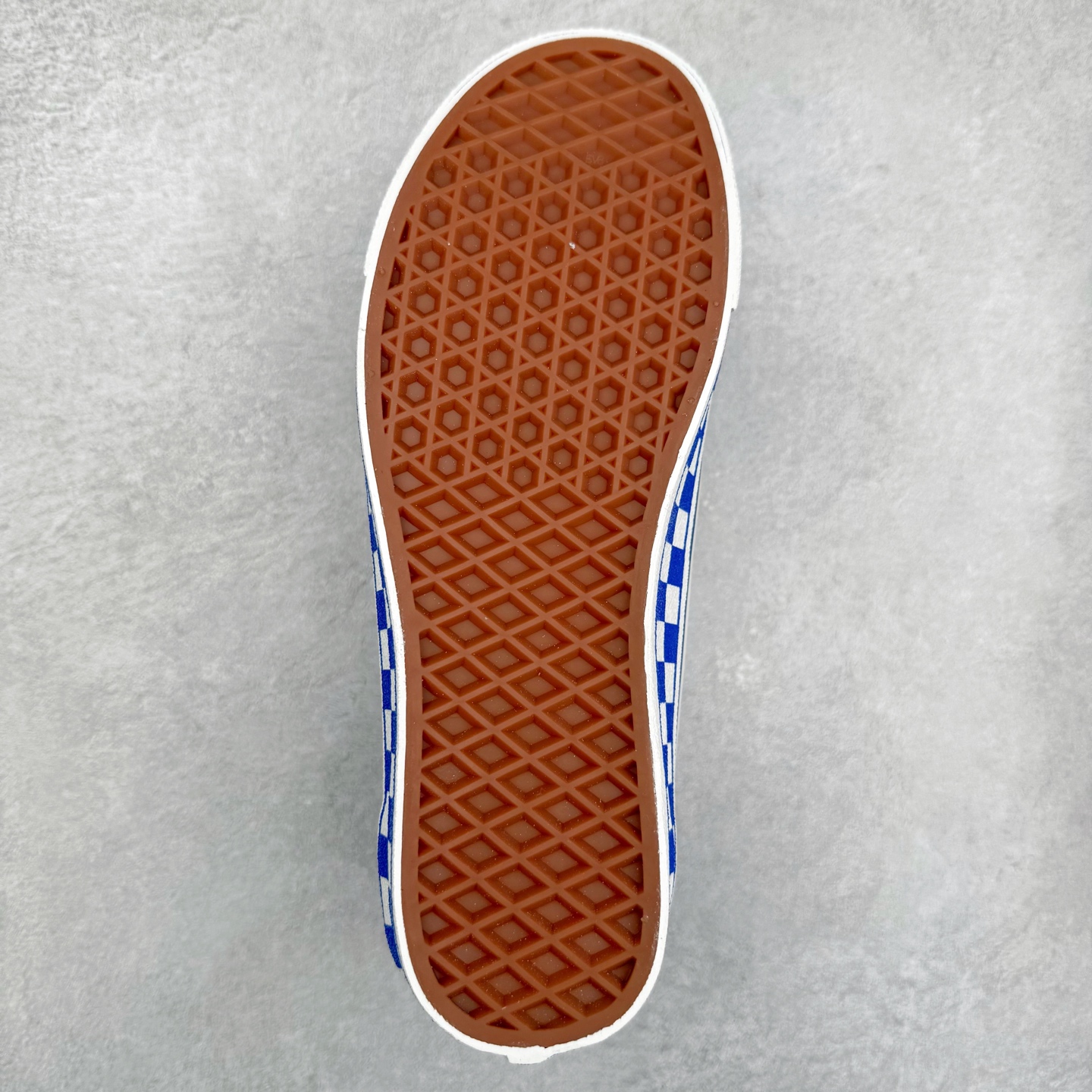 图片[9]-Vans Old Skool 36 LX-BMX 官方新款 蓝白棋盘格休闲帆布鞋 Vans Premium 高阶系列延续经典工艺，采用麂皮与帆布拼接搭配，触感细腻，鞋身两侧搭配 8 盎司蓝白帆布，强化复古属性。并且皮质侧边条纹通过与鞋身材质的碰撞提升视觉层次，棋盘格不仅铺陈鞋面，更以满印形式覆盖包边，完整复刻上世纪 BMX 选手钟爱的棋盘格 Vans 样式。 货号：VN000D57ERM 尺码：35 36 36.5 37 38 38.5 39 40 40.5 41 42 42.5 43 44-选品中心