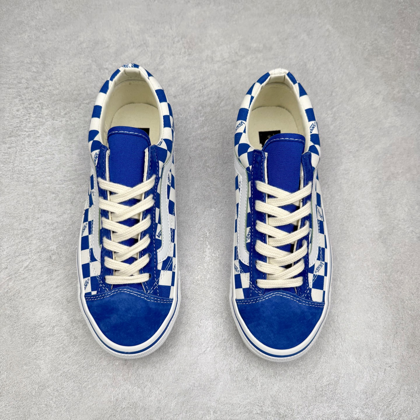 图片[2]-Vans Old Skool 36 LX-BMX 官方新款 蓝白棋盘格休闲帆布鞋 Vans Premium 高阶系列延续经典工艺，采用麂皮与帆布拼接搭配，触感细腻，鞋身两侧搭配 8 盎司蓝白帆布，强化复古属性。并且皮质侧边条纹通过与鞋身材质的碰撞提升视觉层次，棋盘格不仅铺陈鞋面，更以满印形式覆盖包边，完整复刻上世纪 BMX 选手钟爱的棋盘格 Vans 样式。 货号：VN000D57ERM 尺码：35 36 36.5 37 38 38.5 39 40 40.5 41 42 42.5 43 44-选品中心