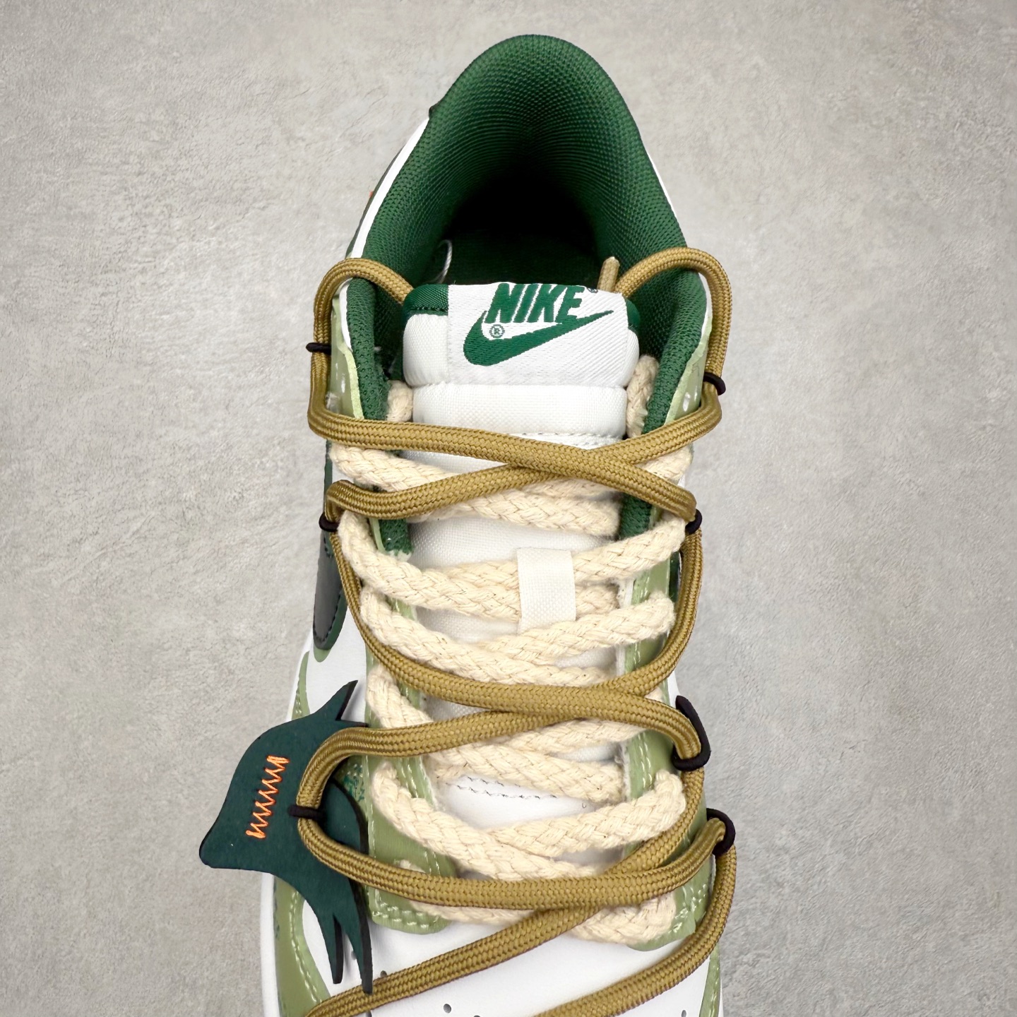 图片[5]-NK Dunk Low DD1391-100 定制系列天花板 无原鞋不开发 全系列得物原鞋一比一校对开发 配色持续更新中 终端对接 优势输出 全套原厂楦头原纸板数据档案倾力打造 原汁原味莞产 极致还原 圈内最强针车工艺 高端零售指定版 广东原厂配套原盒原标 鞋盒分三个尺码段 原厂冲刀 超高清洁度 全鞋零毛边皮料切割 采用原厂百宏鞋带以及原厂百宏织唛舌标 内标可供原厂几率过验 进口原装条纹中底布 四线拉帮白色点胶 原厂拉帮手法遵循公司 原厂电绣 极致还原 尺码：36 36.5 37.5 38 38.5 39 40 40.5 41 42 42.5 43 44 44.5 45 46-选品中心