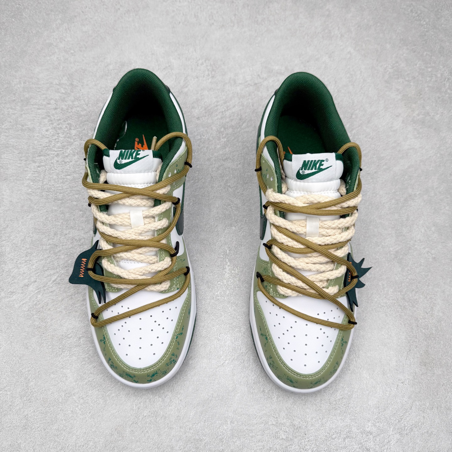 图片[2]-NK Dunk Low DD1391-100 定制系列天花板 无原鞋不开发 全系列得物原鞋一比一校对开发 配色持续更新中 终端对接 优势输出 全套原厂楦头原纸板数据档案倾力打造 原汁原味莞产 极致还原 圈内最强针车工艺 高端零售指定版 广东原厂配套原盒原标 鞋盒分三个尺码段 原厂冲刀 超高清洁度 全鞋零毛边皮料切割 采用原厂百宏鞋带以及原厂百宏织唛舌标 内标可供原厂几率过验 进口原装条纹中底布 四线拉帮白色点胶 原厂拉帮手法遵循公司 原厂电绣 极致还原 尺码：36 36.5 37.5 38 38.5 39 40 40.5 41 42 42.5 43 44 44.5 45 46-选品中心