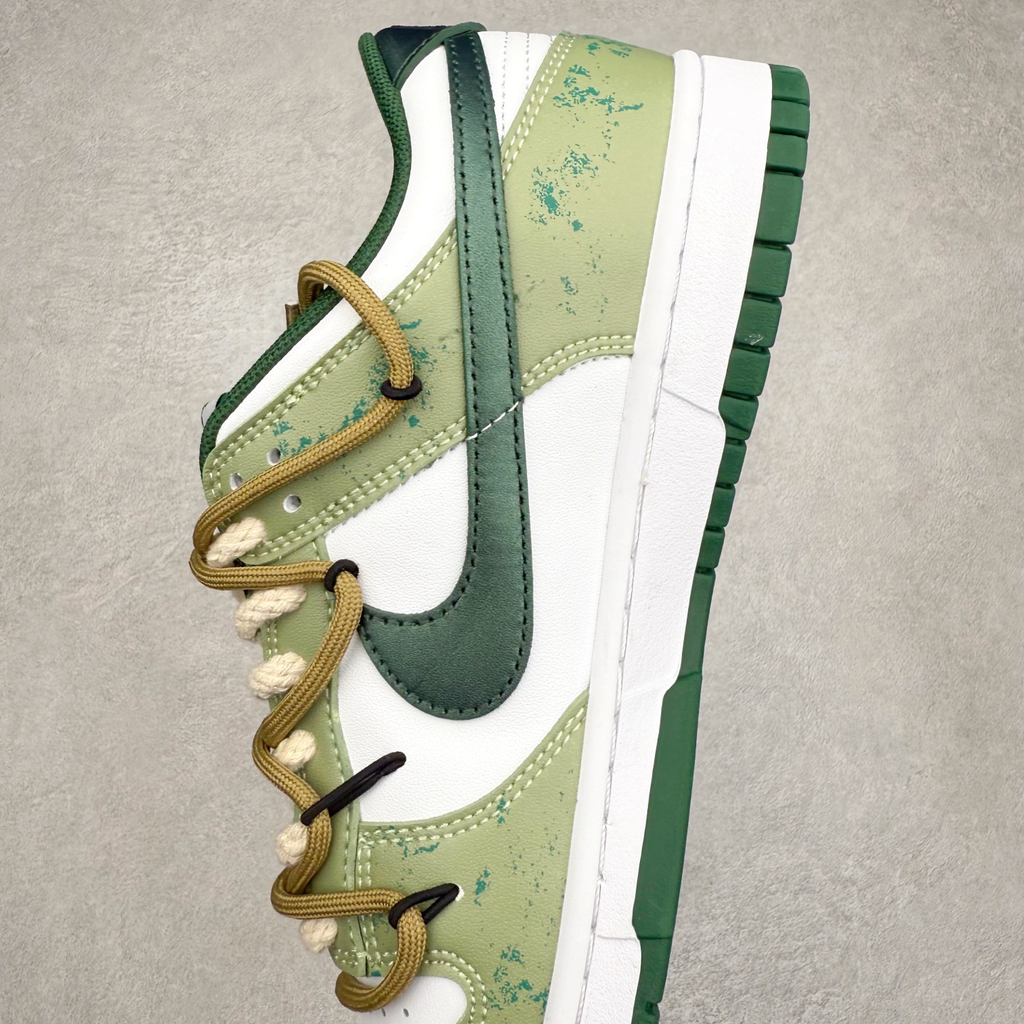 图片[7]-NK Dunk Low DD1391-100 定制系列天花板 无原鞋不开发 全系列得物原鞋一比一校对开发 配色持续更新中 终端对接 优势输出 全套原厂楦头原纸板数据档案倾力打造 原汁原味莞产 极致还原 圈内最强针车工艺 高端零售指定版 广东原厂配套原盒原标 鞋盒分三个尺码段 原厂冲刀 超高清洁度 全鞋零毛边皮料切割 采用原厂百宏鞋带以及原厂百宏织唛舌标 内标可供原厂几率过验 进口原装条纹中底布 四线拉帮白色点胶 原厂拉帮手法遵循公司 原厂电绣 极致还原 尺码：36 36.5 37.5 38 38.5 39 40 40.5 41 42 42.5 43 44 44.5 45 46-选品中心